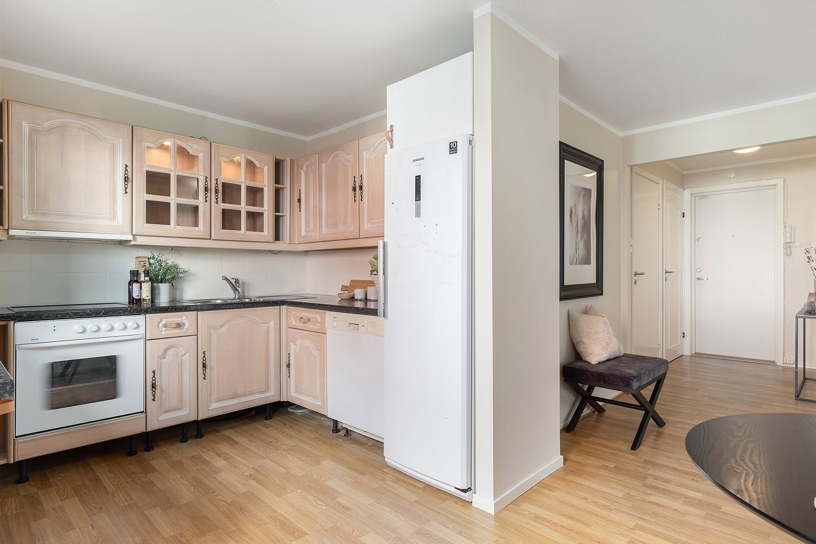 Det separate kjøkkenet byr på godt med arbeidsplass og oppbevaringsrom. Galleribilde