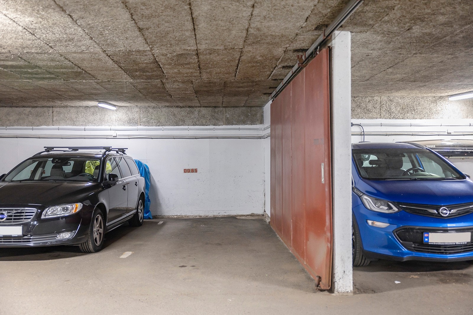 Det medfølger garasjeplass merket med nr. 0065. Det er installert opplegg for el-billading i garasjene. Galleribilde