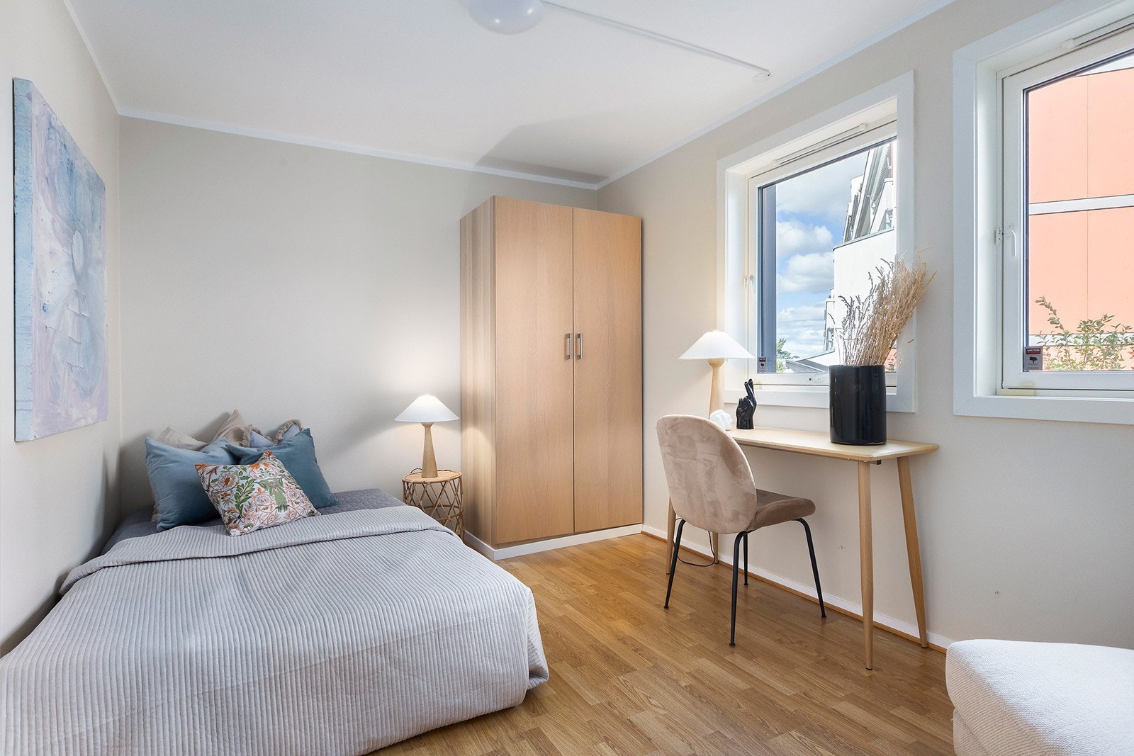 Leilighetens to soverom er av god størrelse med plass til dobbeltseng, nattbord og garderobeløsninger. Galleribilde