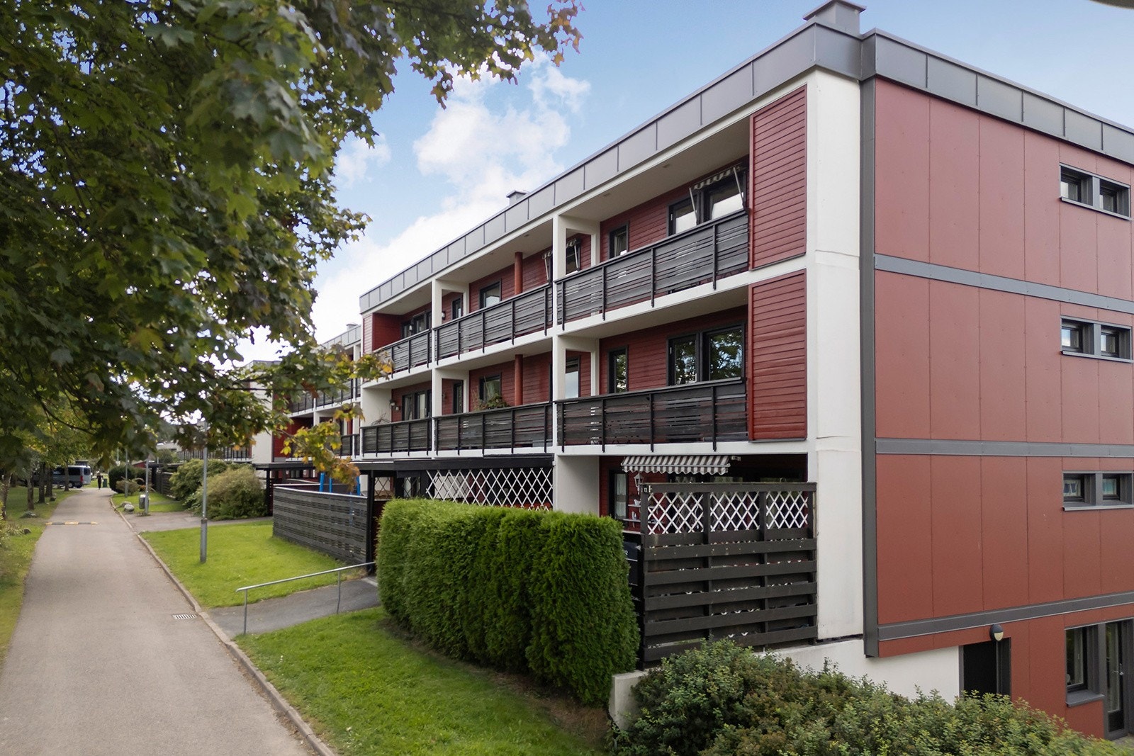 Veldrevet borettslag m/ god vedlikeholdshistorikk. Blokkene er bla. nylig rehabilitert, oppgangene er oppusset, solcellepanel er montert på taket, infrastruktur el-bilanlegg i garasje, vedlikehold grøntalegg og uteområder m.m. Galleribilde