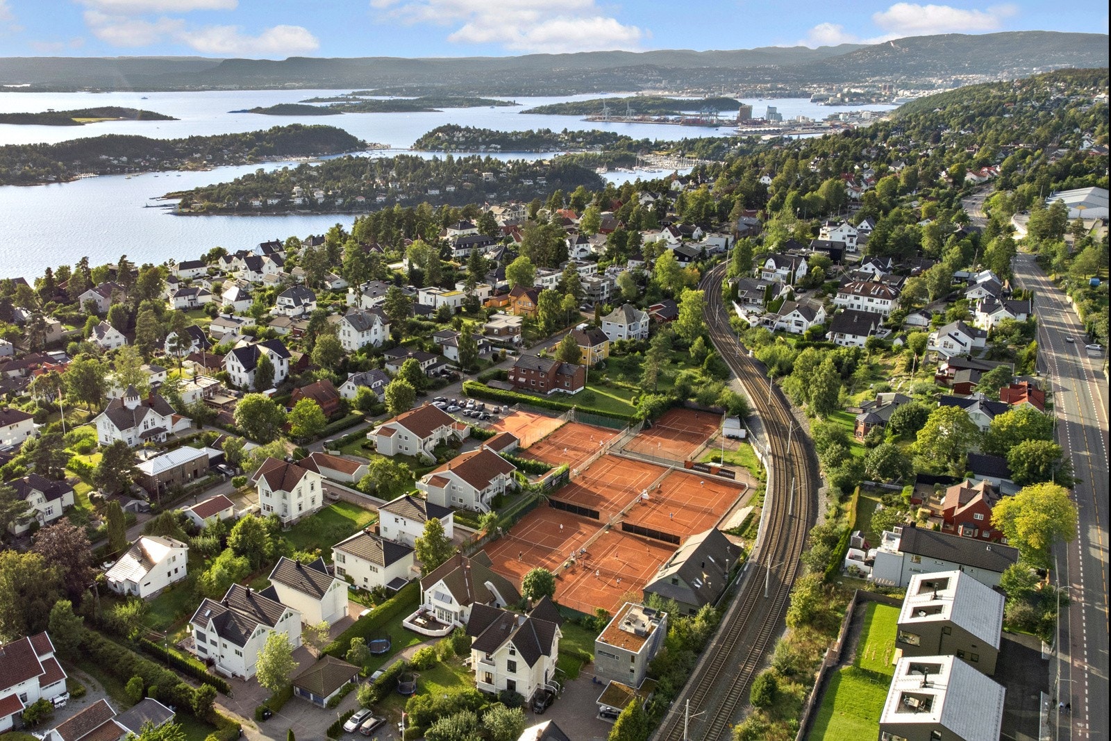 For turinteresserte er det kort vei til Østmarka og fine skogsområder som Brannfjell som har alt fra brede lysløyper til trange skogsstier og svabergpartier. Galleribilde