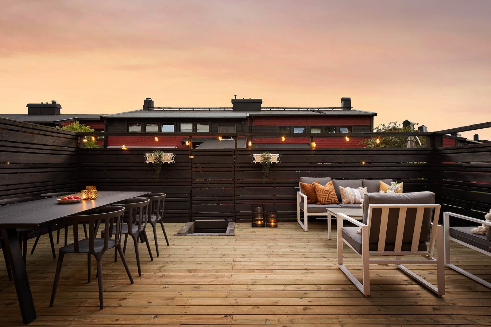 Terrassen er ny i år med steintrapp på baksiden. Galleribilde