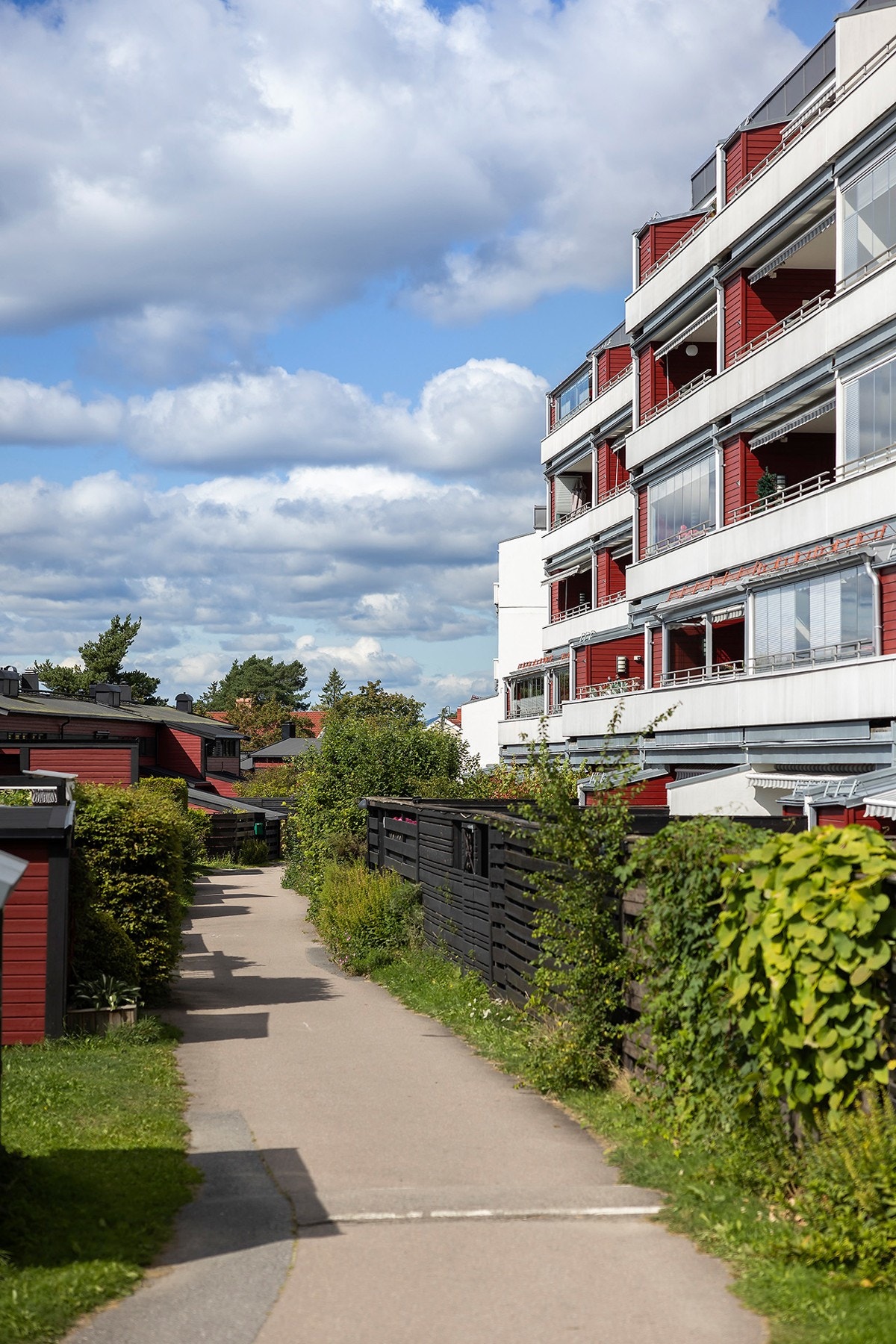 Fra terrassen har du også enkel tilkomst via port til hyggelige og velstelte fellesarealer. Galleribilde
