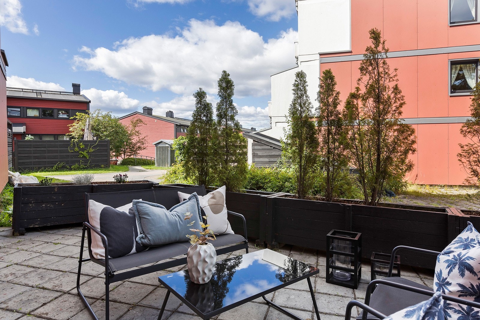 Egen utgang fra kjøkken til nordvendt hellelagt uteplass på ca. 25 m². Styret har gitt tillatelse til og gjerde inn området innenfor blomsterkassene. Se vedlagt salgsoppgave og/eller kontakt megler for mer informasjon. Galleribilde