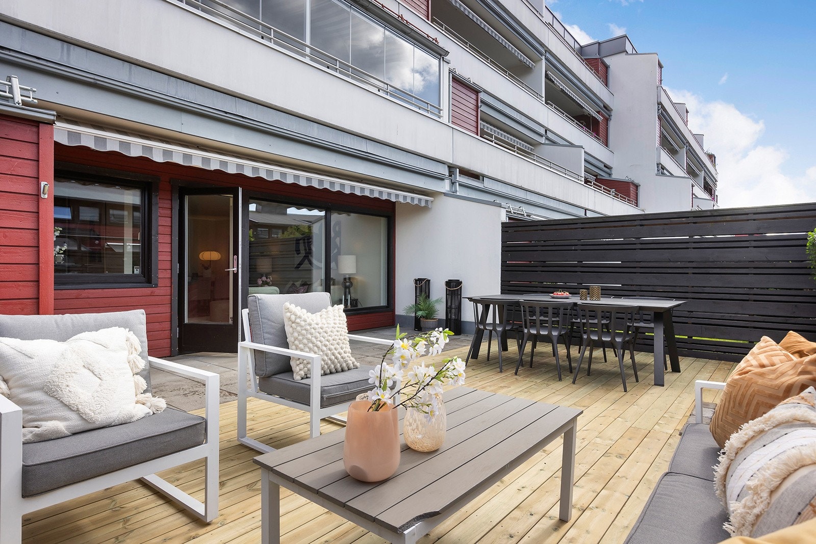 Attraktiv leilighet unikt beliggende på enden. Leiligheten byr på kvaliteter som trappefri adkomst og 2 uteplasser med gode solforhold! Galleribilde