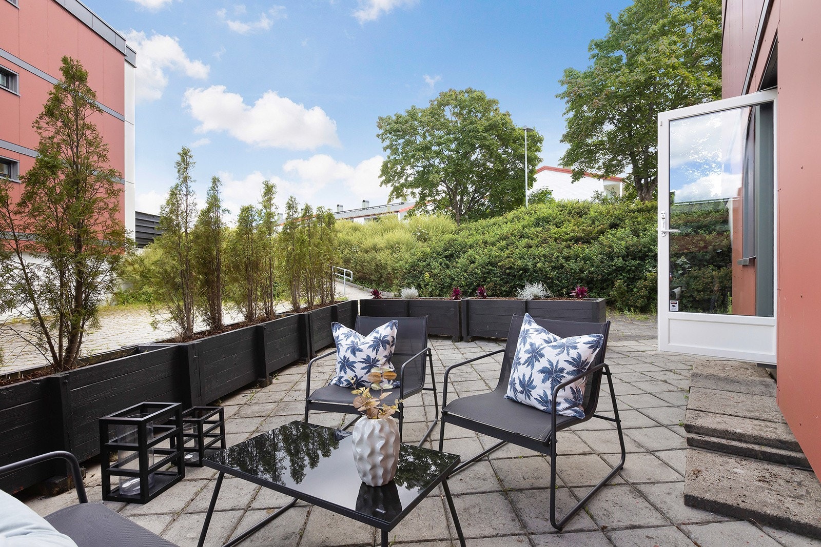 Leiligheten ligger unikt til på enden av bygget og har dermed egen utgang fra kjøkken til nordvendt hellelagt uteplass på ca. 25 m². Galleribilde