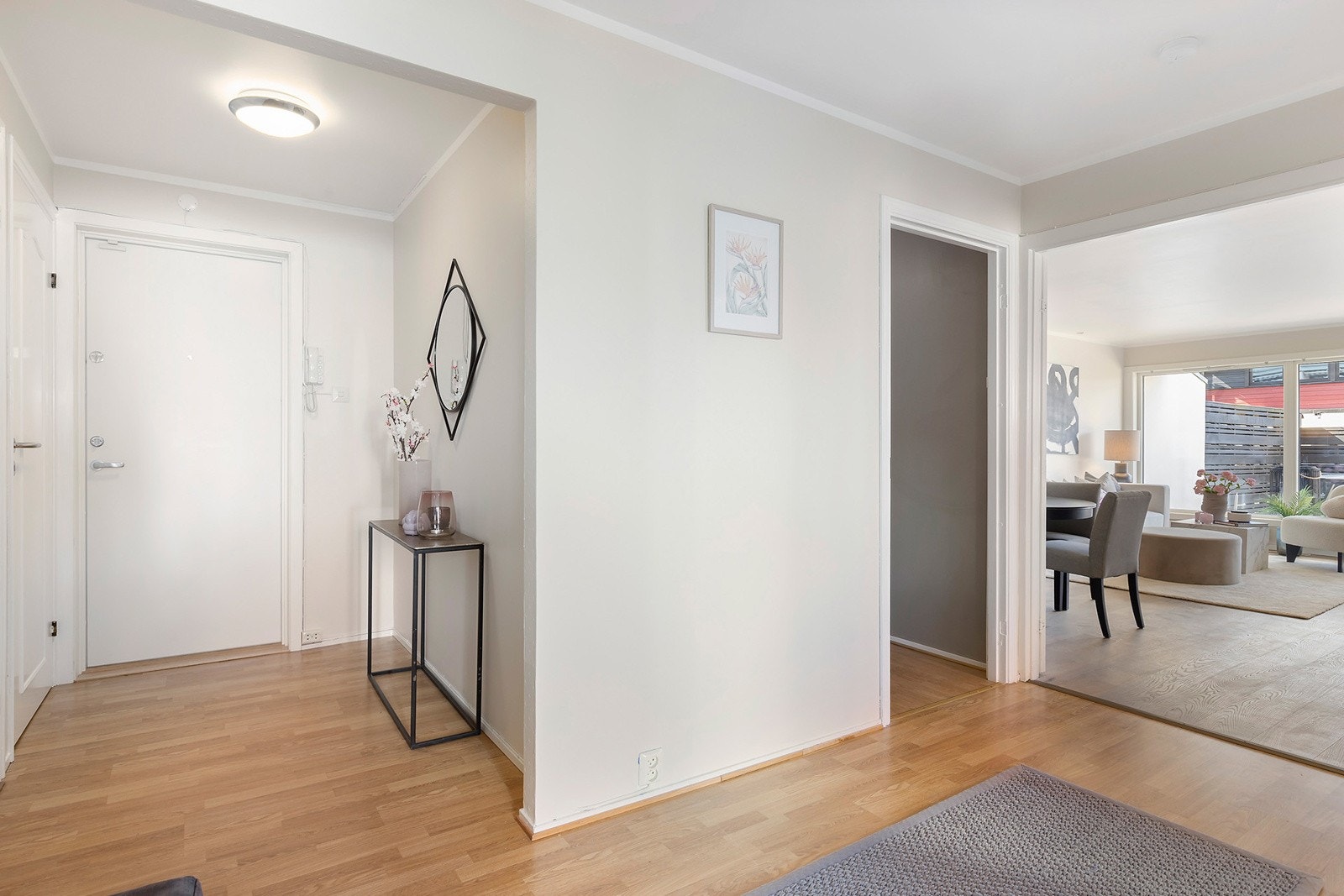 Adkomst til en praktisk innvendig bod som kan benyttes til garderobe og videre oppbevaring. Galleribilde