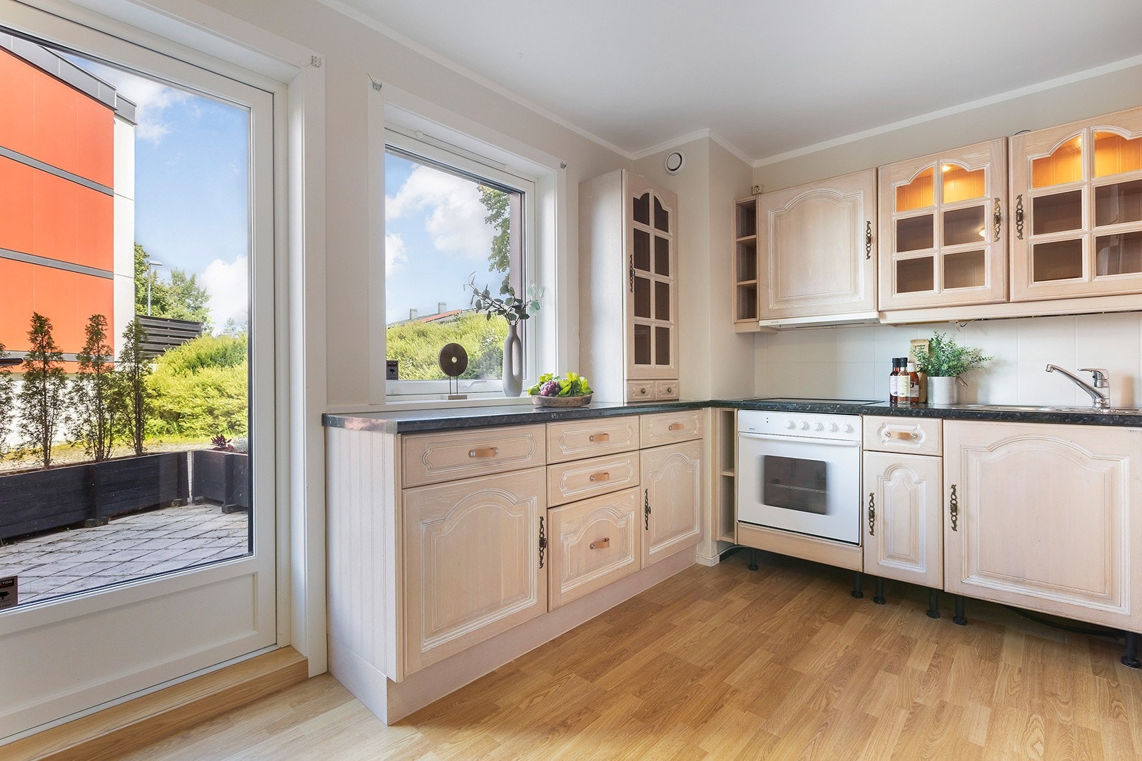 Leiligheten ligger unikt til på enden av bygget og har dermed egen utgang fra kjøkken Galleribilde