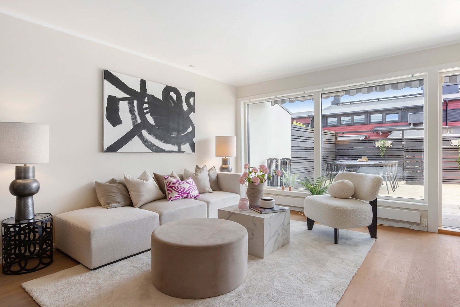 Videre har stuen store vindusflater som slipper inn naturlig lys. Vinduer ble utskiftet i 2019 i regi borettslaget. Galleribilde