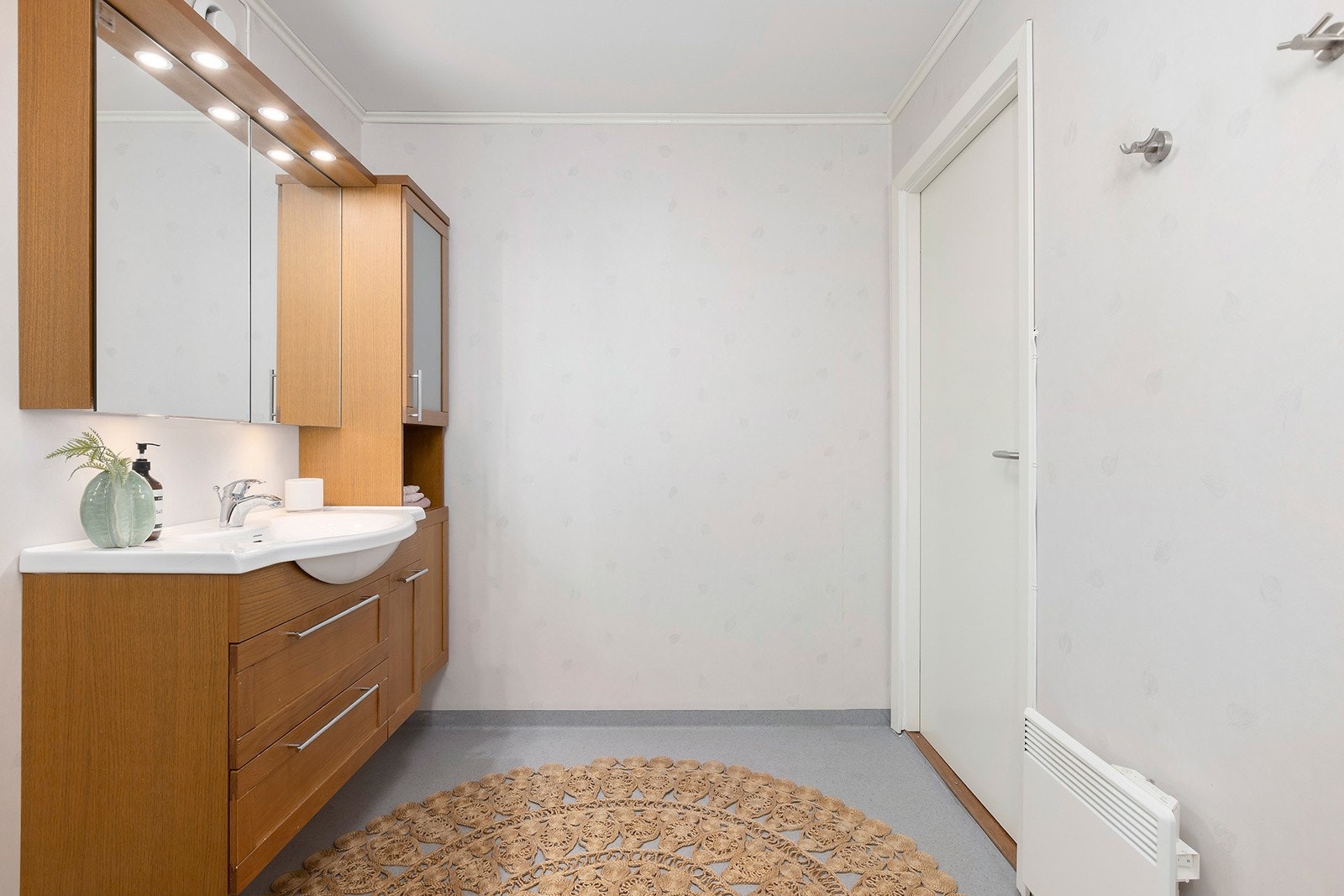 Rommet har mekanisk avtrekksventil til felles luftekanal, samt spalteåpning mellom terskel og dørblad. Galleribilde