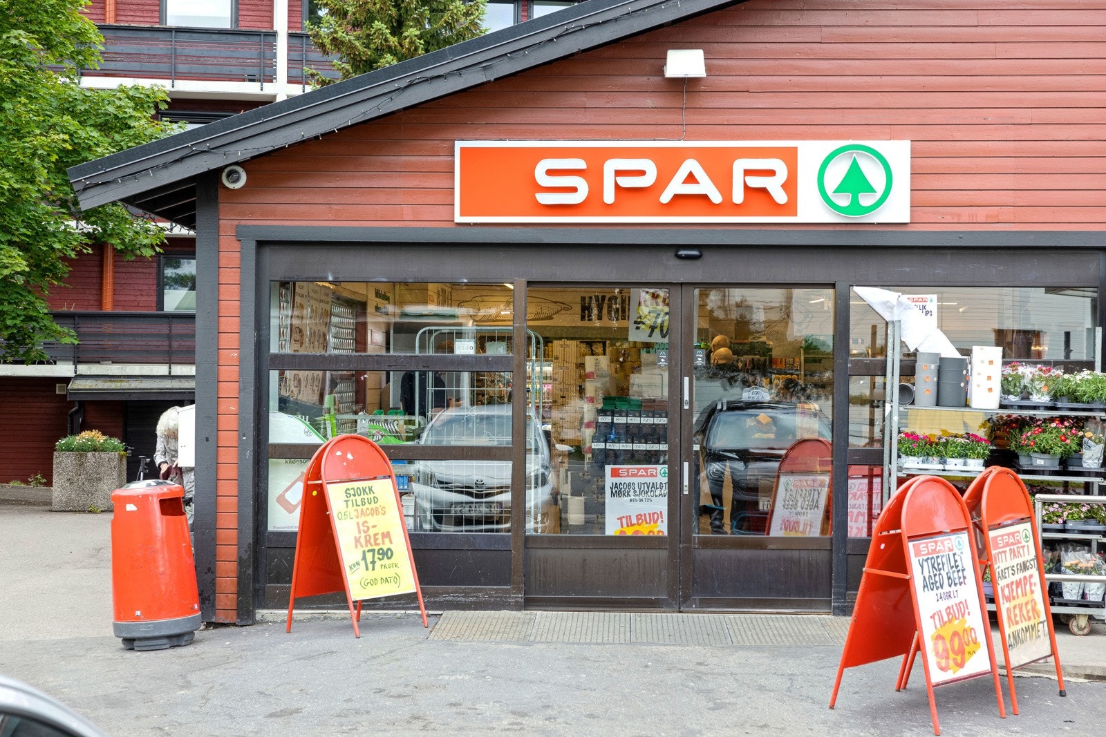 De daglige handlebehovene dekkes gjennom nærbutikken Spar Kastellet som ligger rett ved boligen. Galleribilde