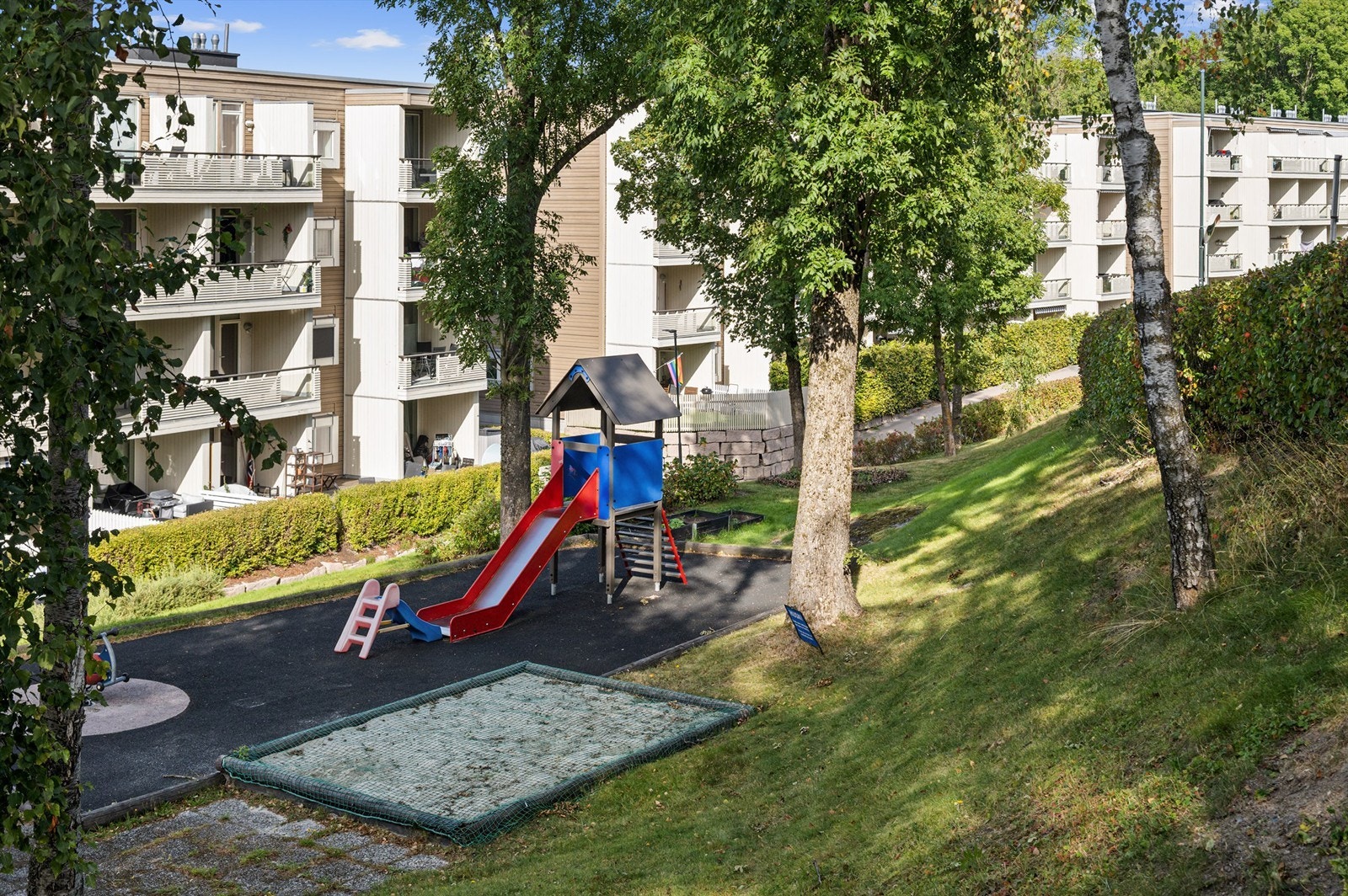 Fellesområdene har også sykkelstativer, lekeapparater og asfalterte internveier. Galleribilde