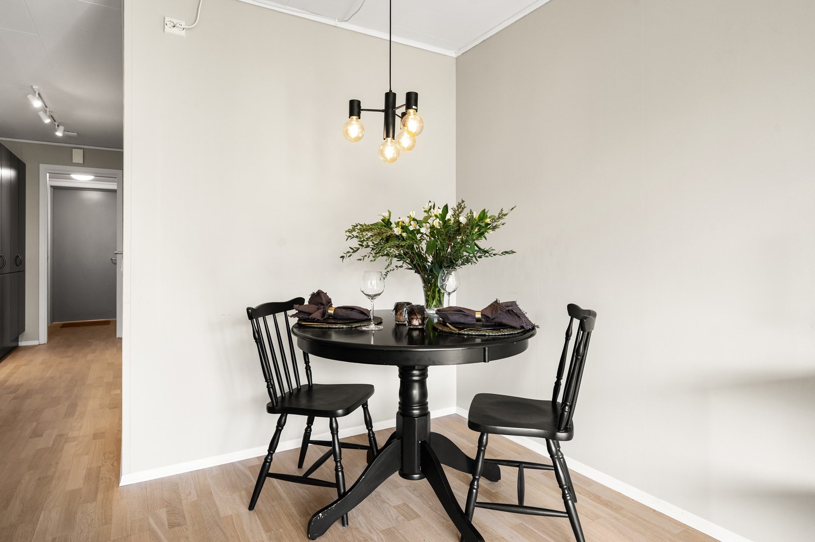 Det er også god plass til spisestuemøblement der venner og familie kan inviteres på middager. Galleribilde