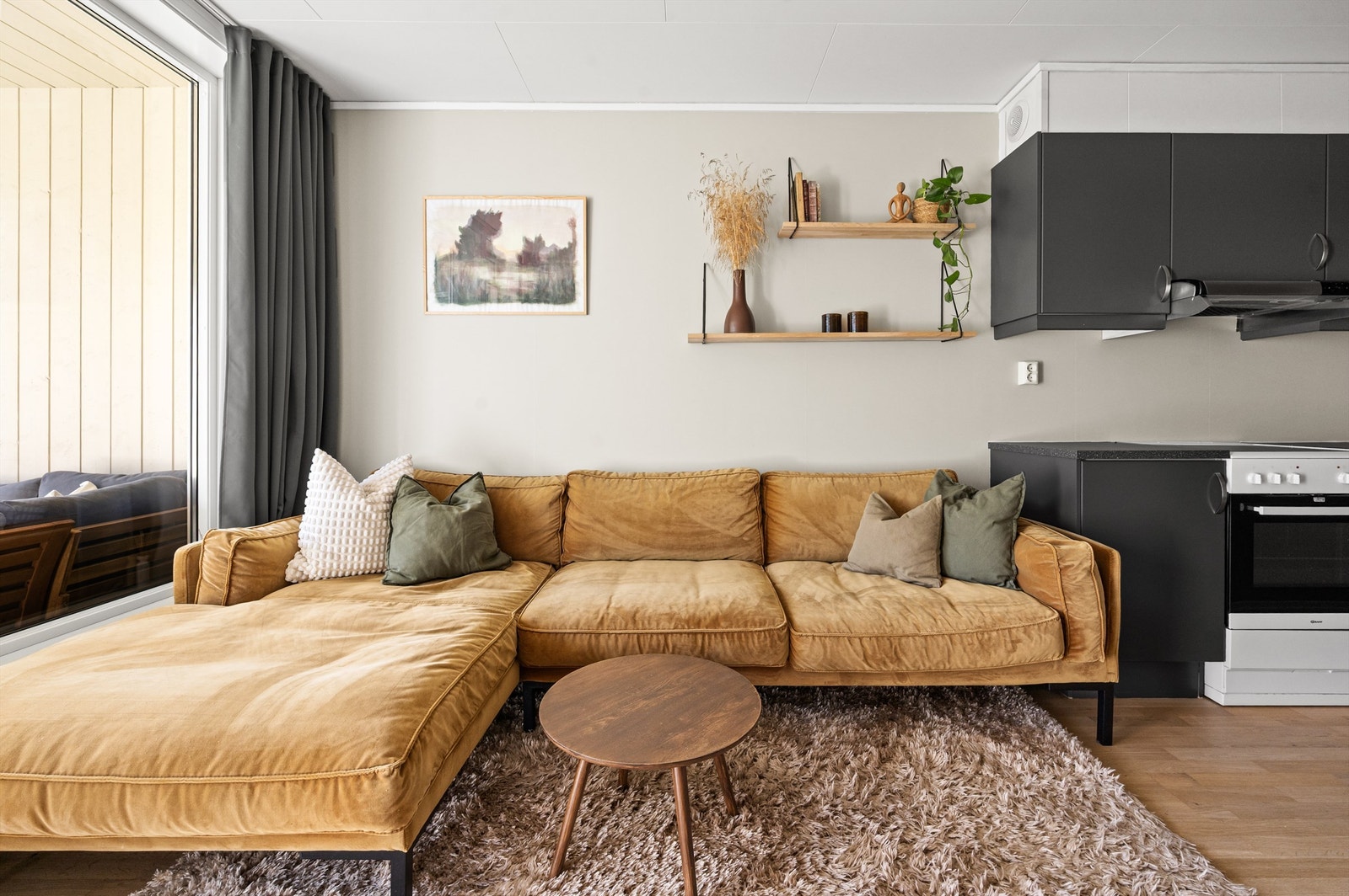 Her kan du enkelt innrede etter eget behov og personlig stil med blant annet en sofagruppe med tilhørende salongbord. Galleribilde