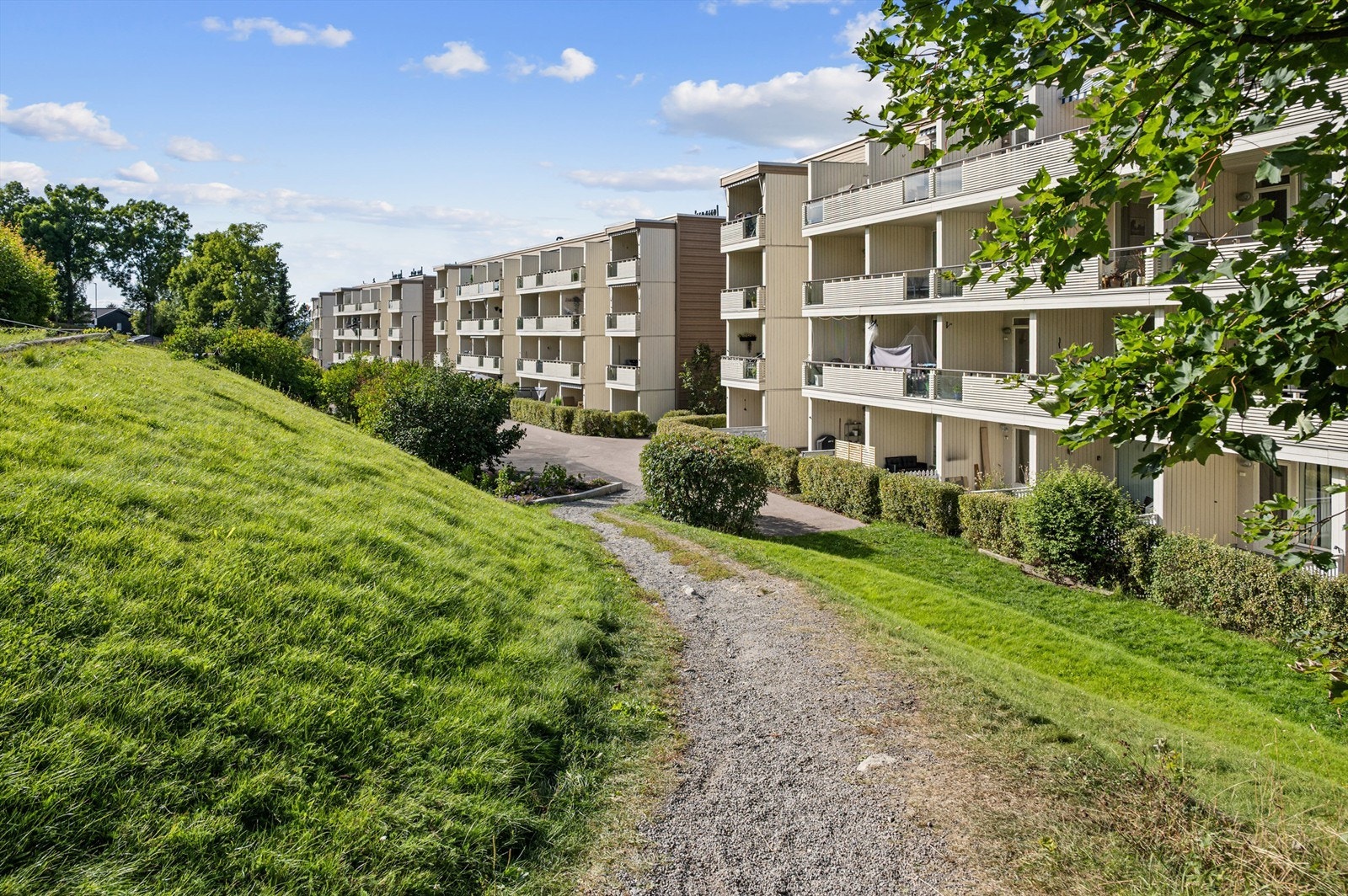 Boligen har en tilbaketrukket beliggenhet i rolige og idylliske omgivelser på Haugerud - et fint boligområde mellom Østmarka og Oslo sentrum. Galleribilde