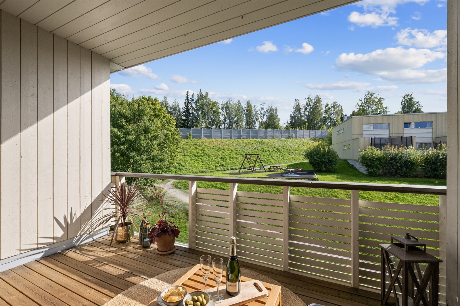 Selger informere om gode solforhold med sol fra ca. 09:00-17:00 på sommerstid. Galleribilde