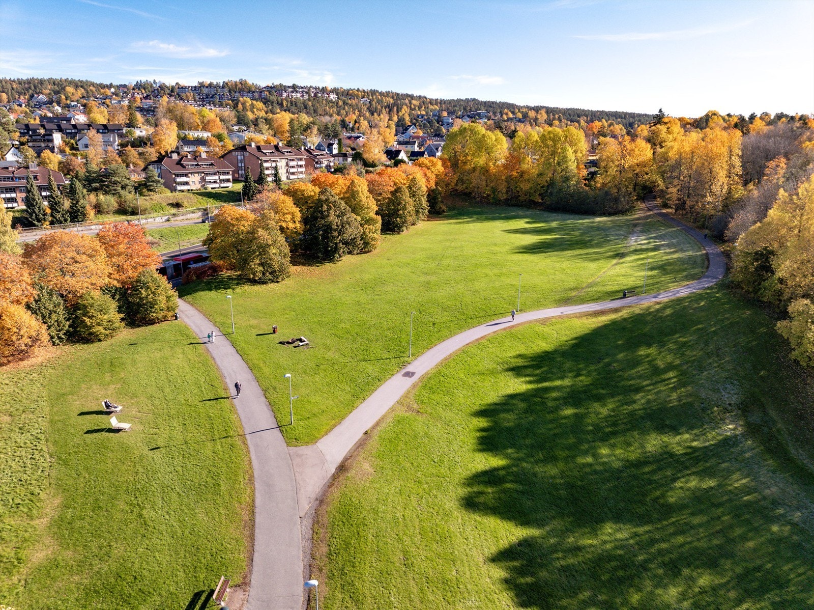 I nærområdet har du idylliske marka, barnehager og skoler, forretninger og servicetilbud, fritidsaktiviteter og treningssentre, og offentlig kommunikasjon i umiddelbar nærhet. Galleribilde