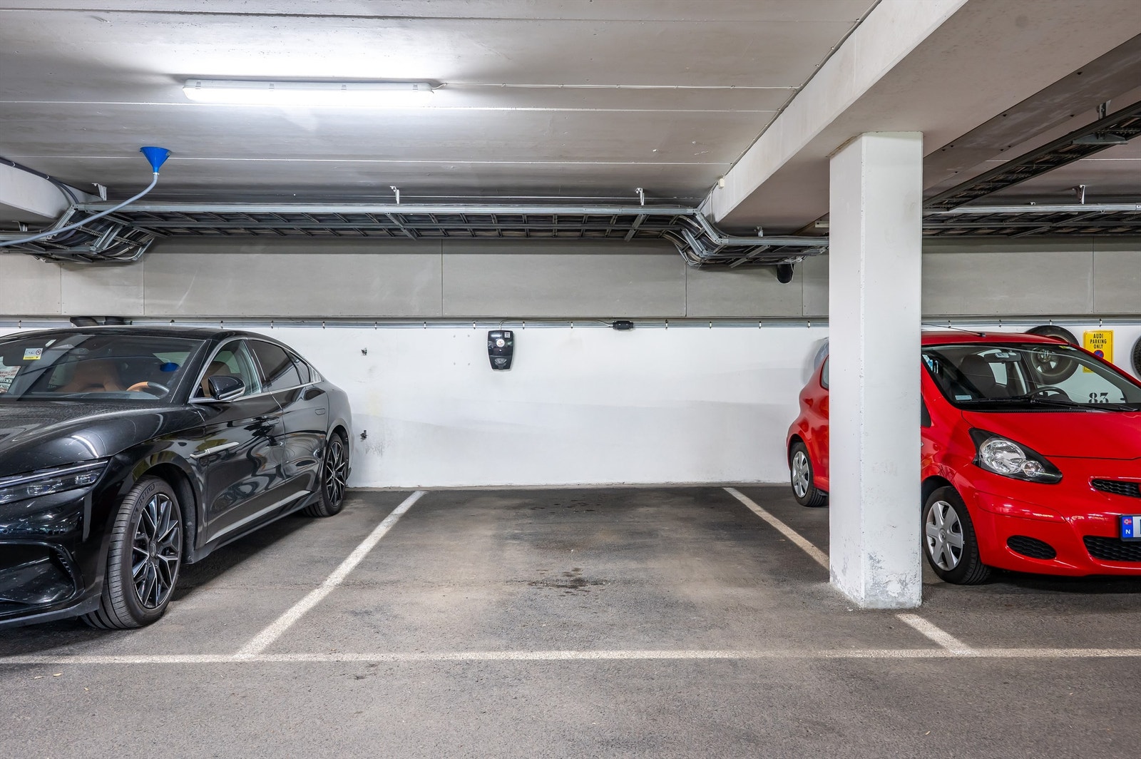 Parkeringsplass nr. 81 med lader for EL-bil medfølger. Galleribilde