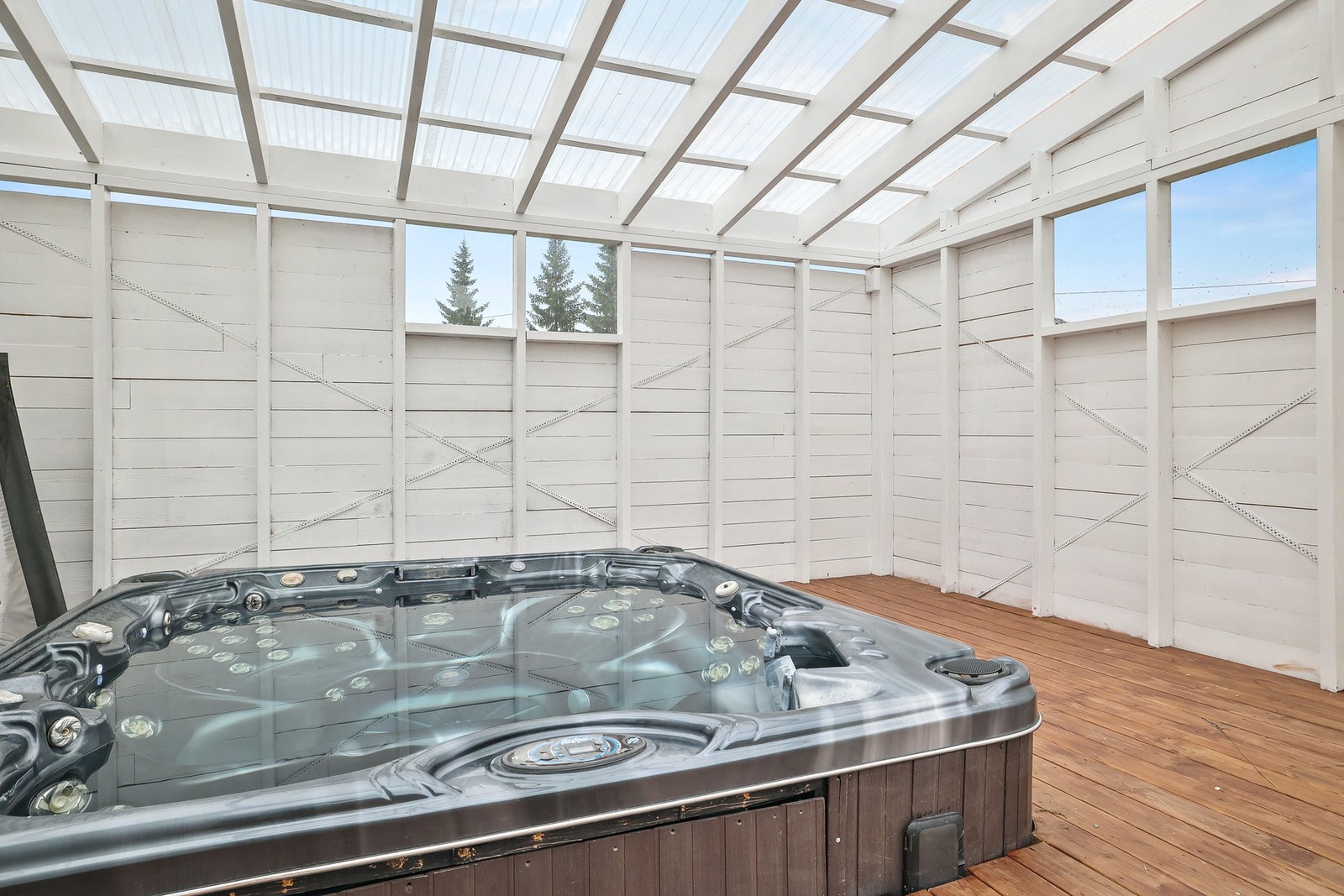 Jacuzzi medfølger i handelen Galleribilde