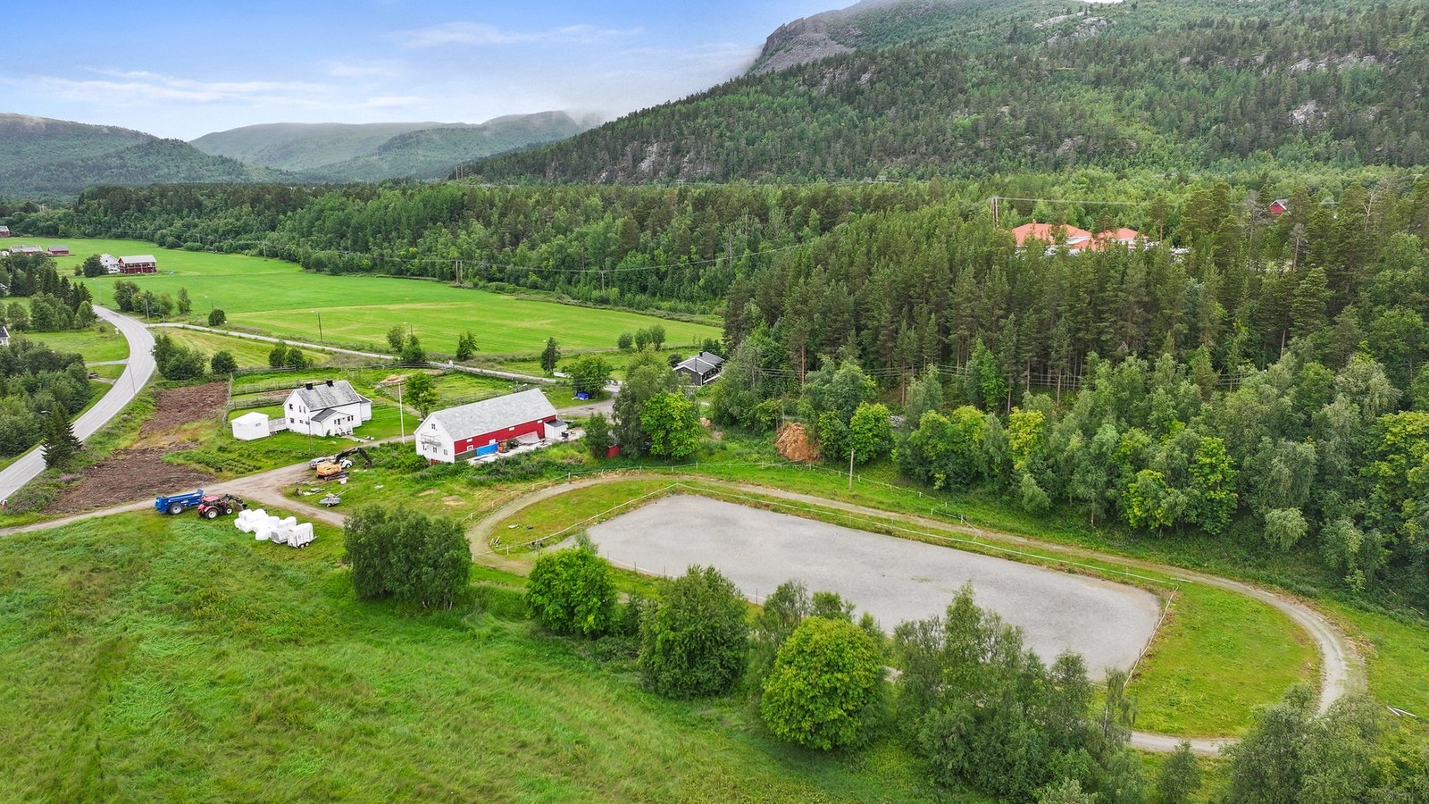 Romslig eiendom med enebolig, stall og ridebane Galleribilde
