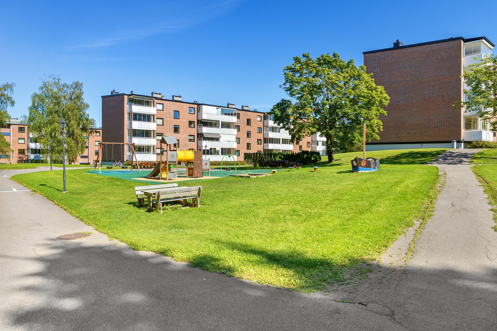 Her er det lekeplass for de minste, bilfrie internveier, sittegrupper, plen og frodig beplantning. Galleribilde