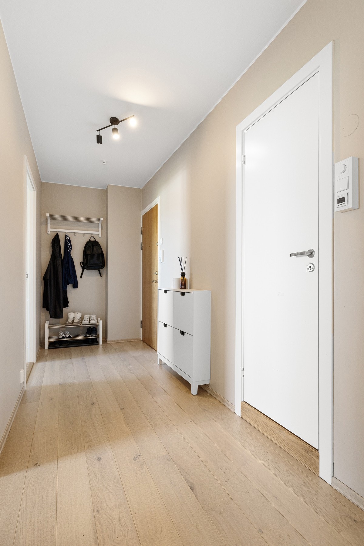 Entré med plass til oppheng og oppbevaring av sko og yttertøy. Galleribilde