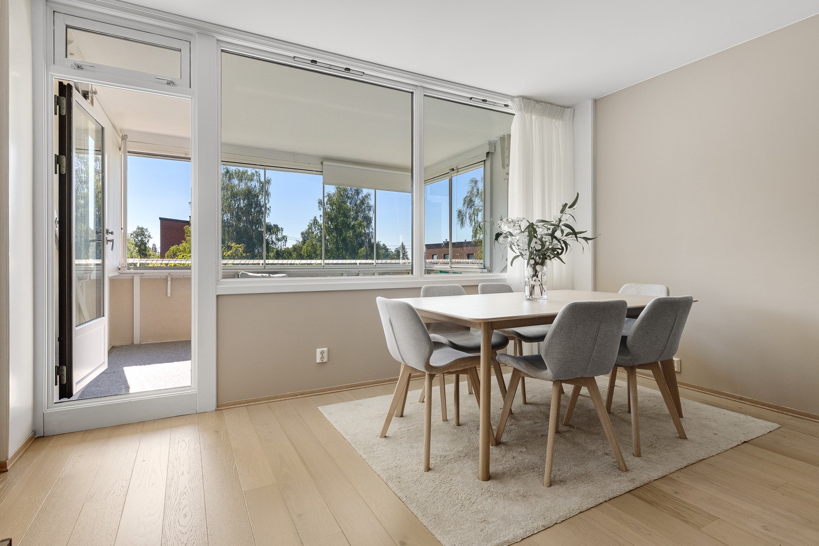 Det er god plass til både sofagruppe og spisestue. Utgang til den sydvestvendte balkongen fra stuen. Galleribilde