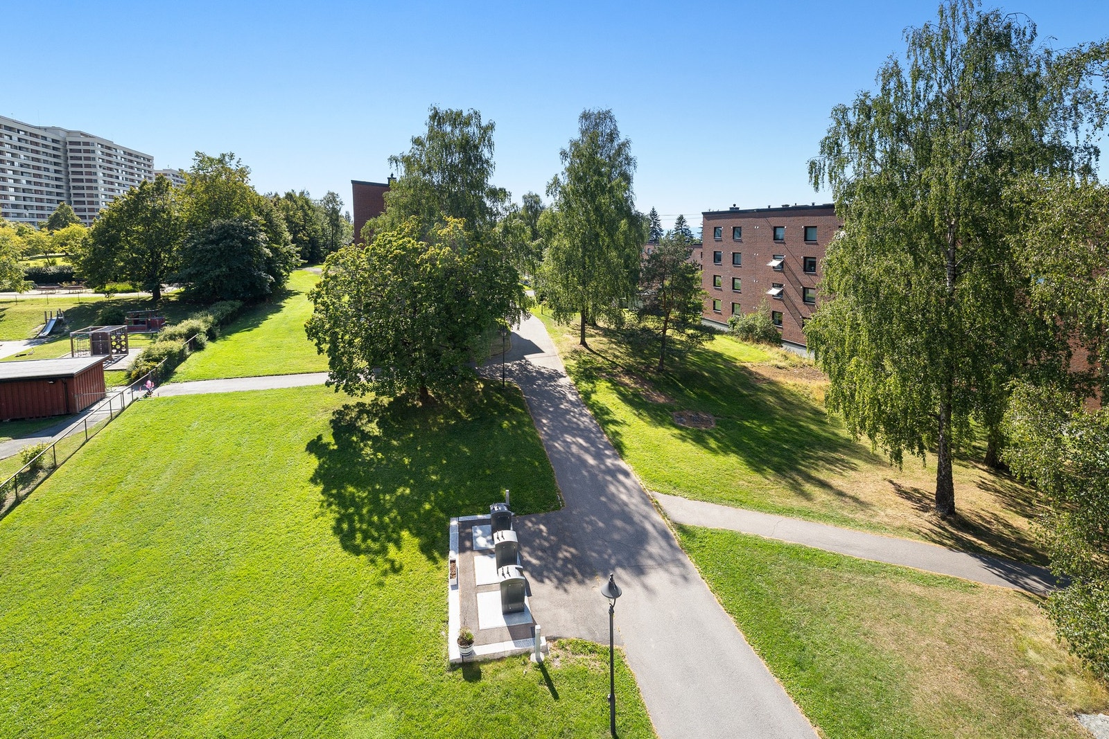 Fantastisk utsikt mot borettslagets parkmessige fellesområder. Galleribilde