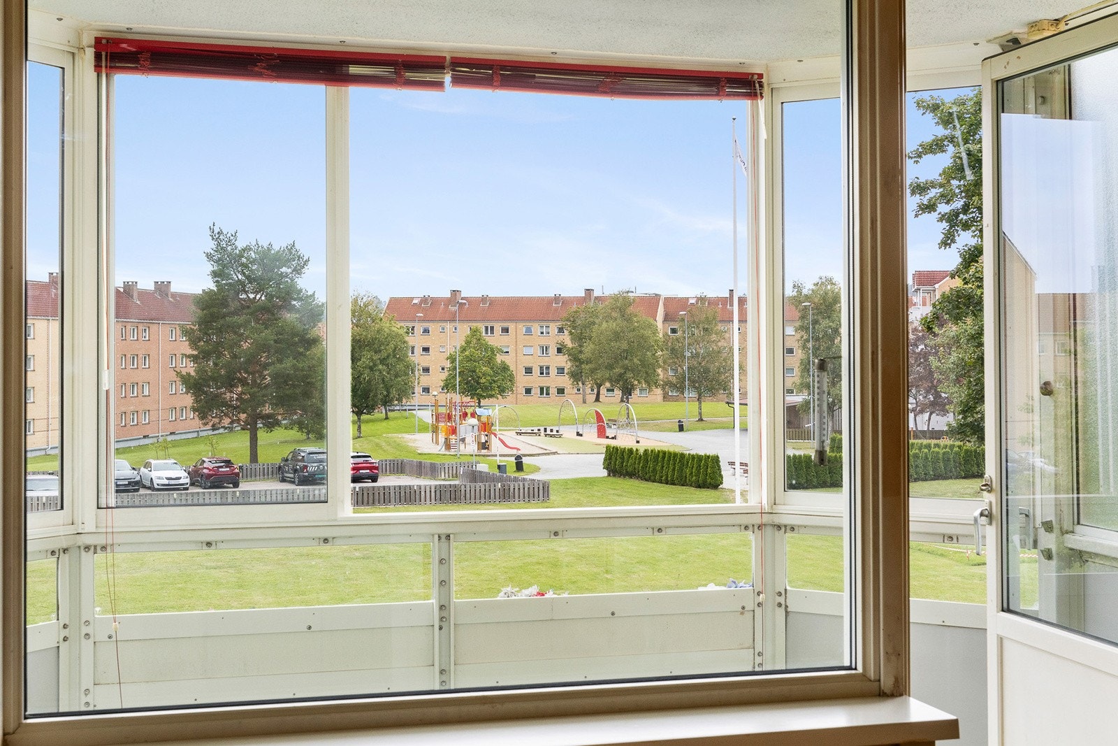 Praktisk innglassing med hyggelig utsyn mot felles grøntarealer. Galleribilde