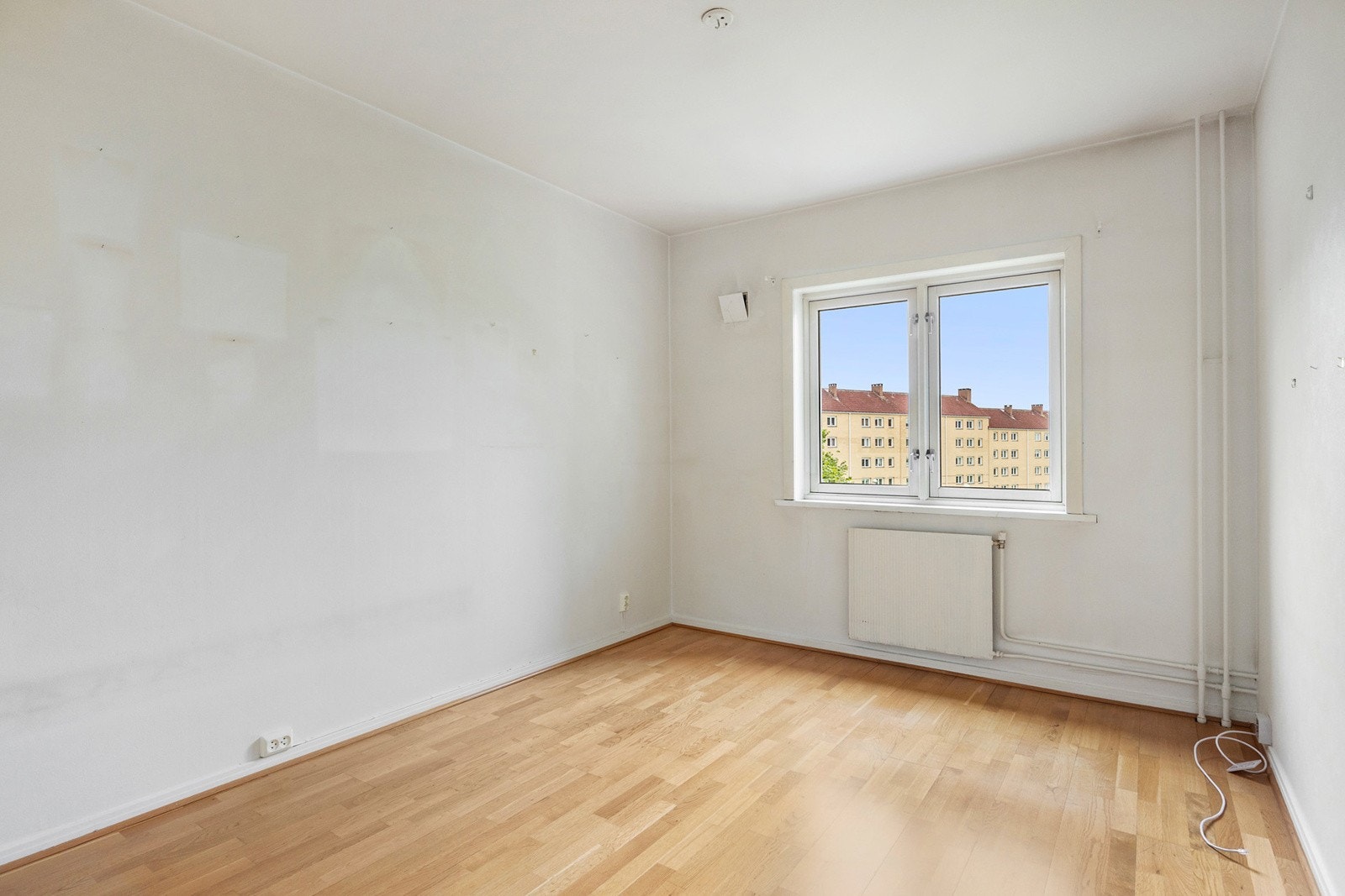 Romslig soverom med god plass til stor dobbeltseng, nattbord og garderobeskap. Galleribilde