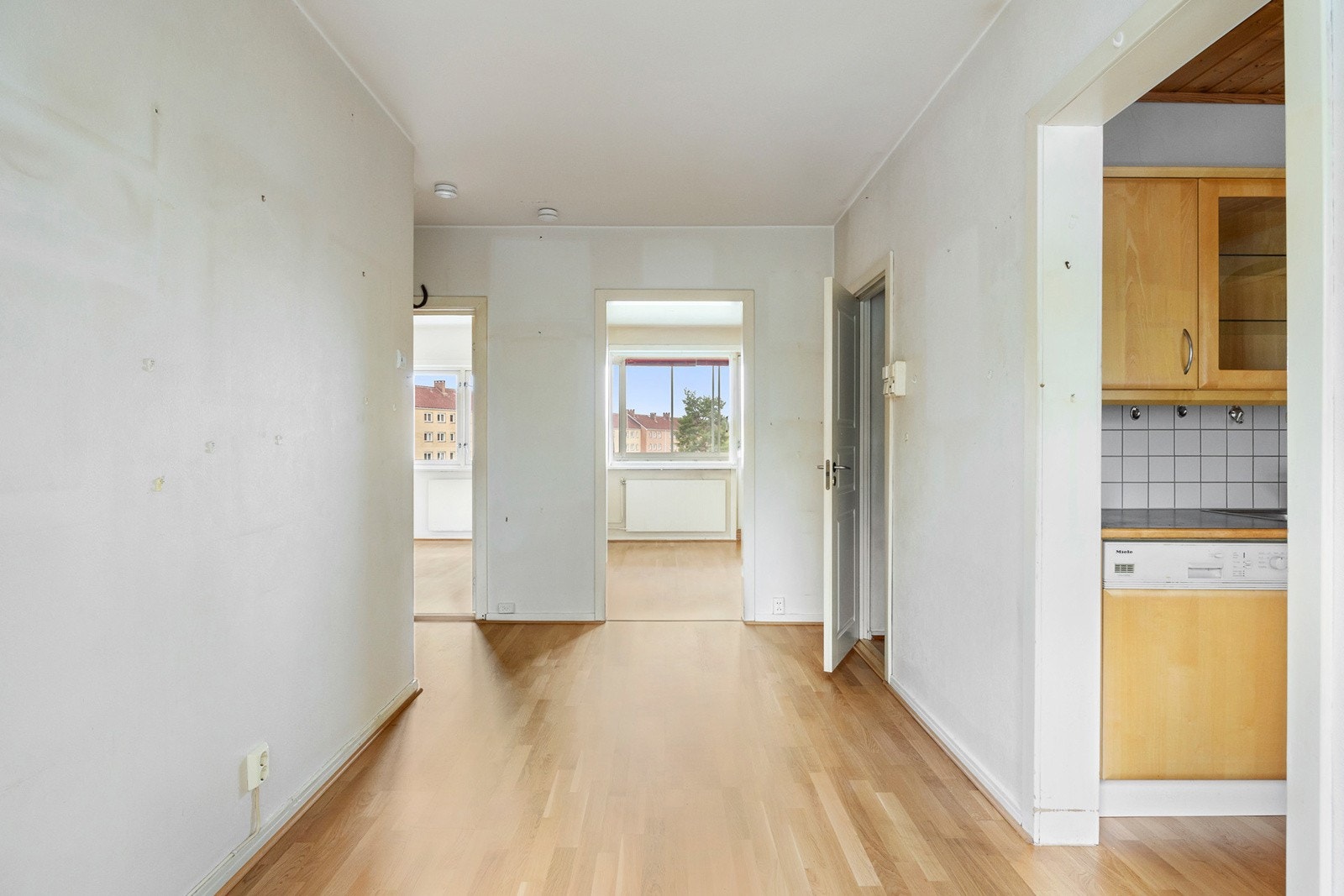 Fra stuen mot kjøkkenet har man en gang hvor man kan ha diverse hyller eller kommode. Galleribilde