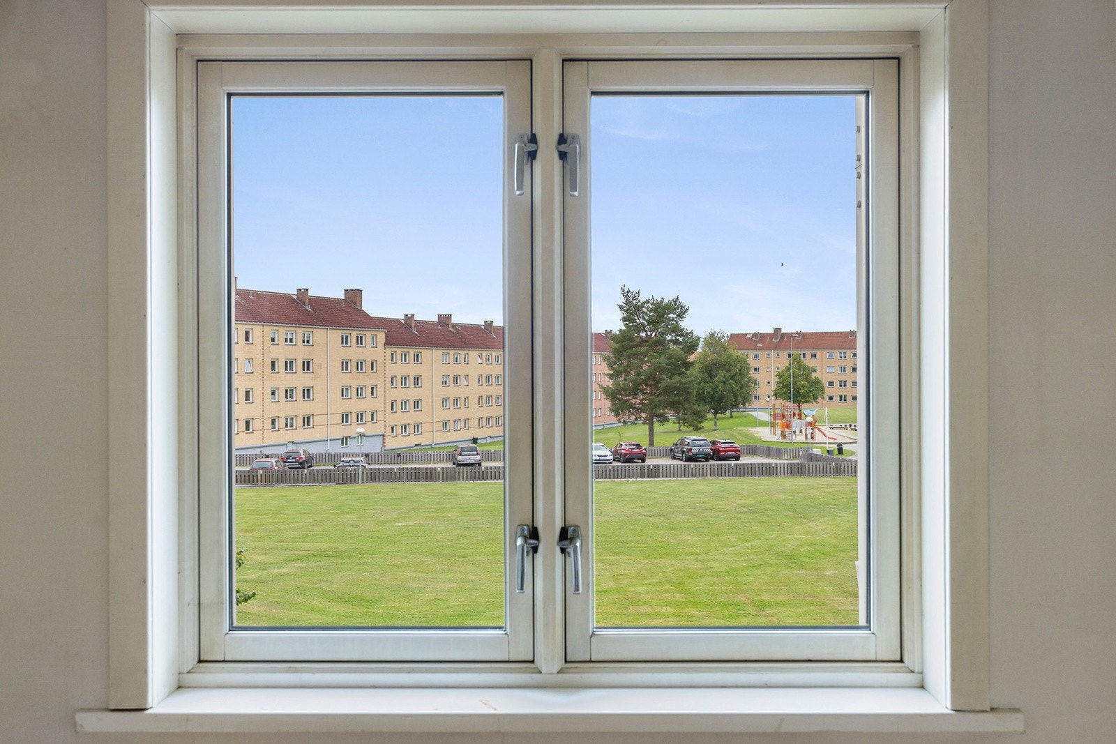 Store vindusflater som gir godt med lysinnslipp. Galleribilde