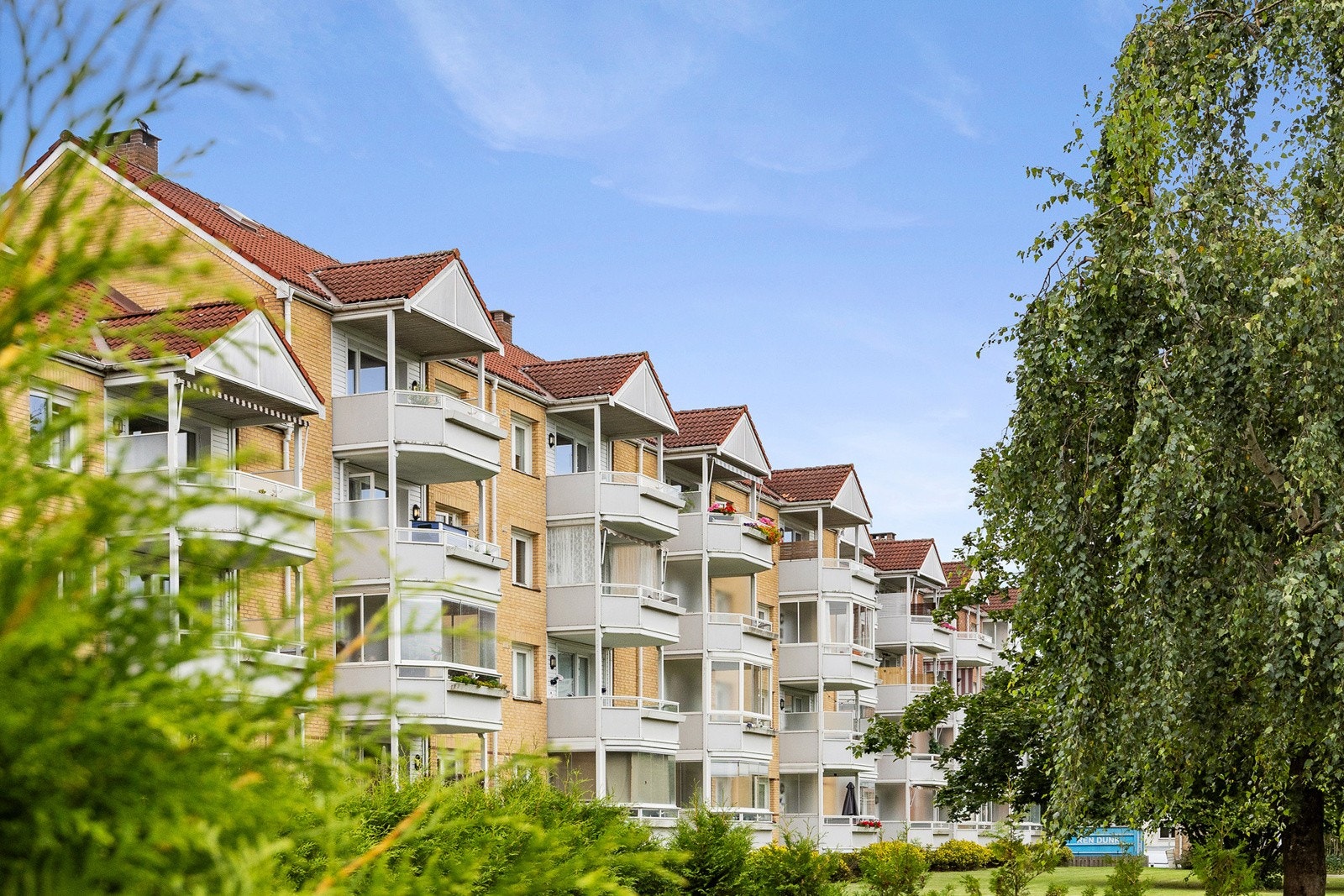 Plogveien 45 ligger i et boområde med skoler, barnehager og lekeplasser like i nærheten. Galleribilde