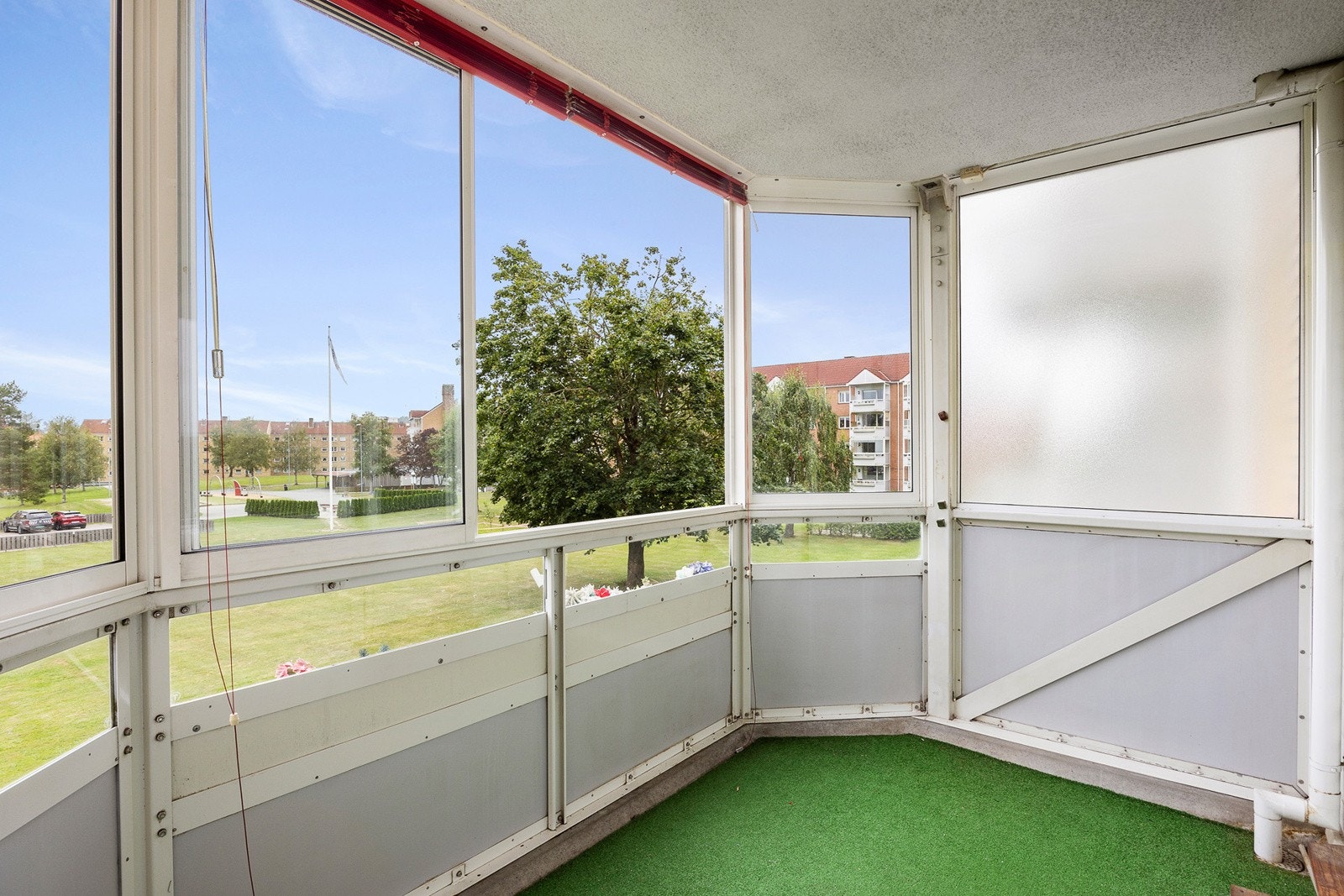 Lys og attraktiv 2-roms leilighet i 2.etasje - Solrik innglasset balkong. Galleribilde