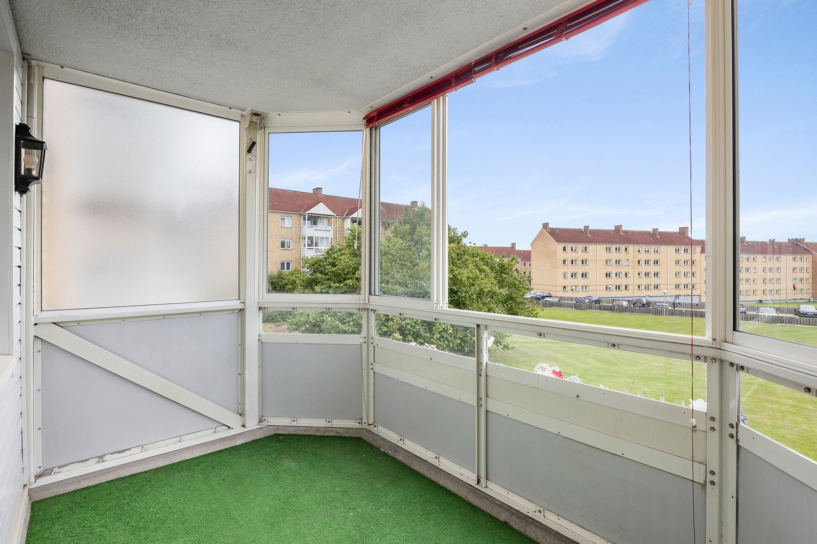 Balkongen er sydvestvendt og har god plass til en hyggelig sittegruppe og evt grill. Galleribilde