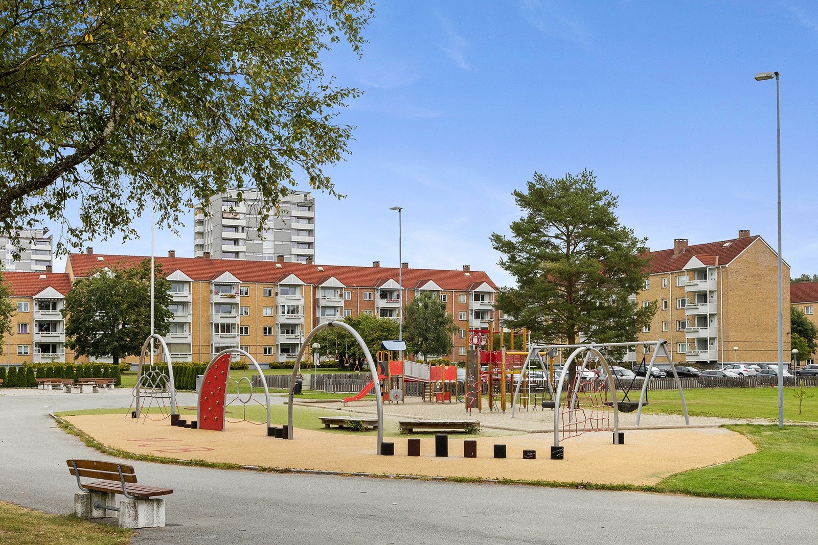 Lekeplass rett i nærheten - et naturlig møtested for barn og familier. Galleribilde