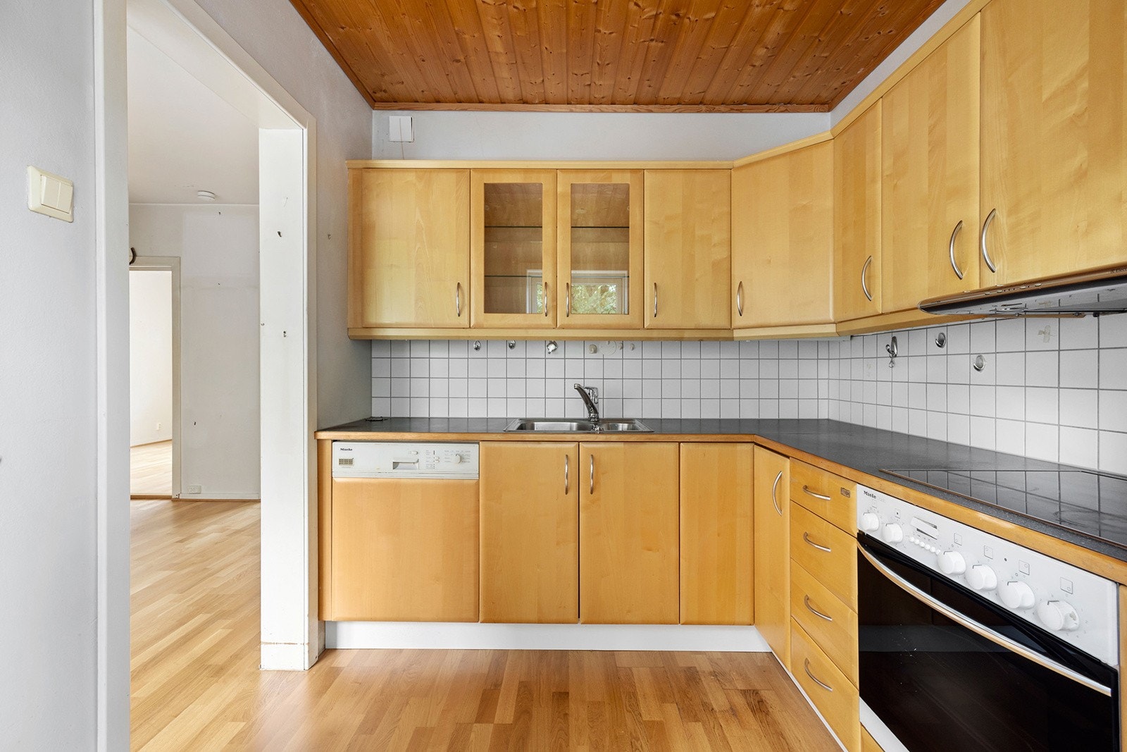 Eldre kjøkkeninnredning med stort potensial. Galleribilde