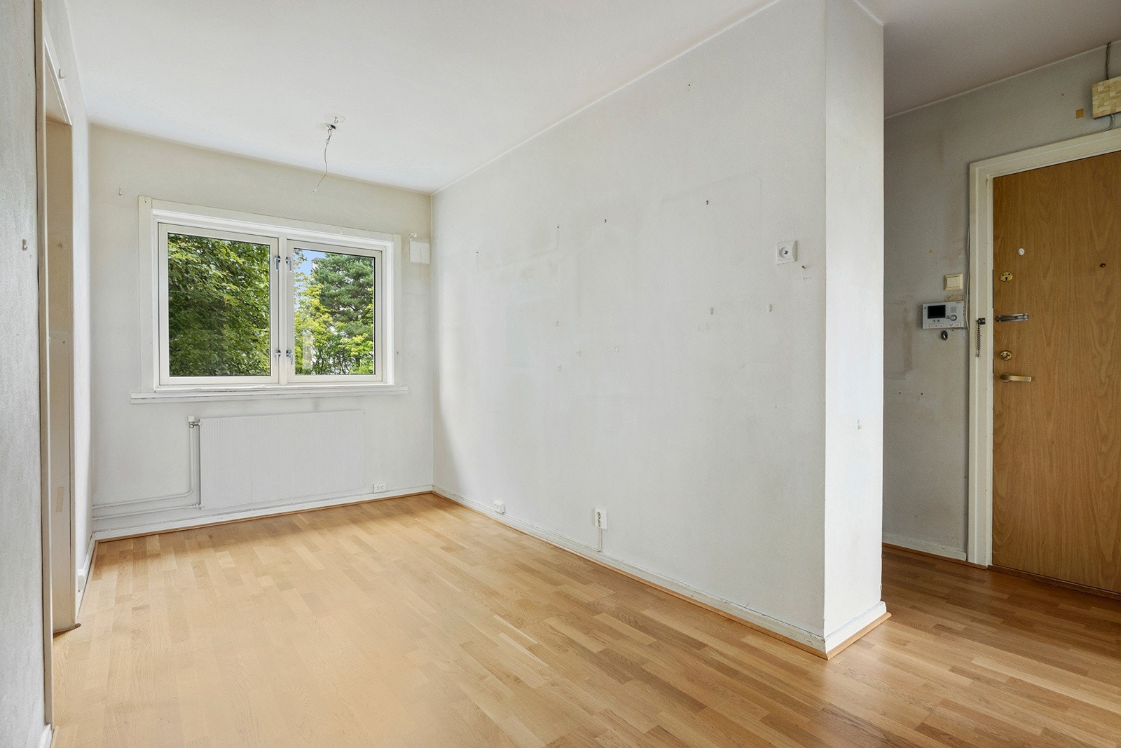 Perfekt plass til en spisegruppe foran vinduet, med hyggelig utsyn. Galleribilde