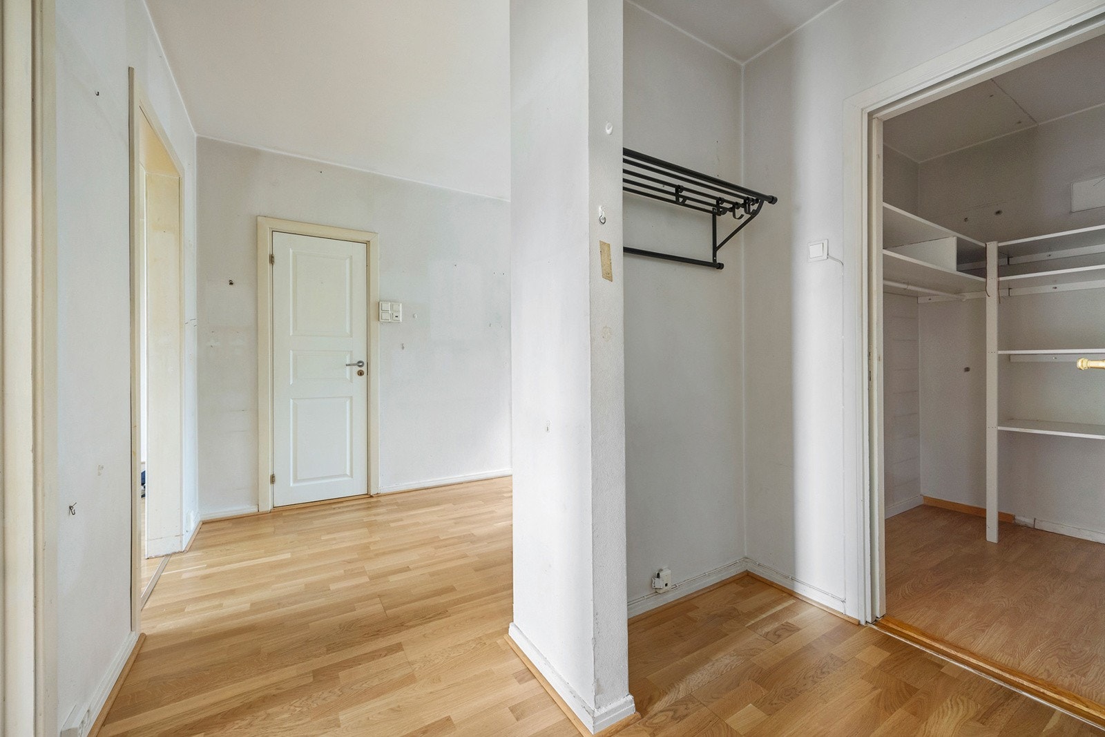 Entré med gode muligheter for oppheng av ytterklær. Praktisk stor innvendig bod. Galleribilde