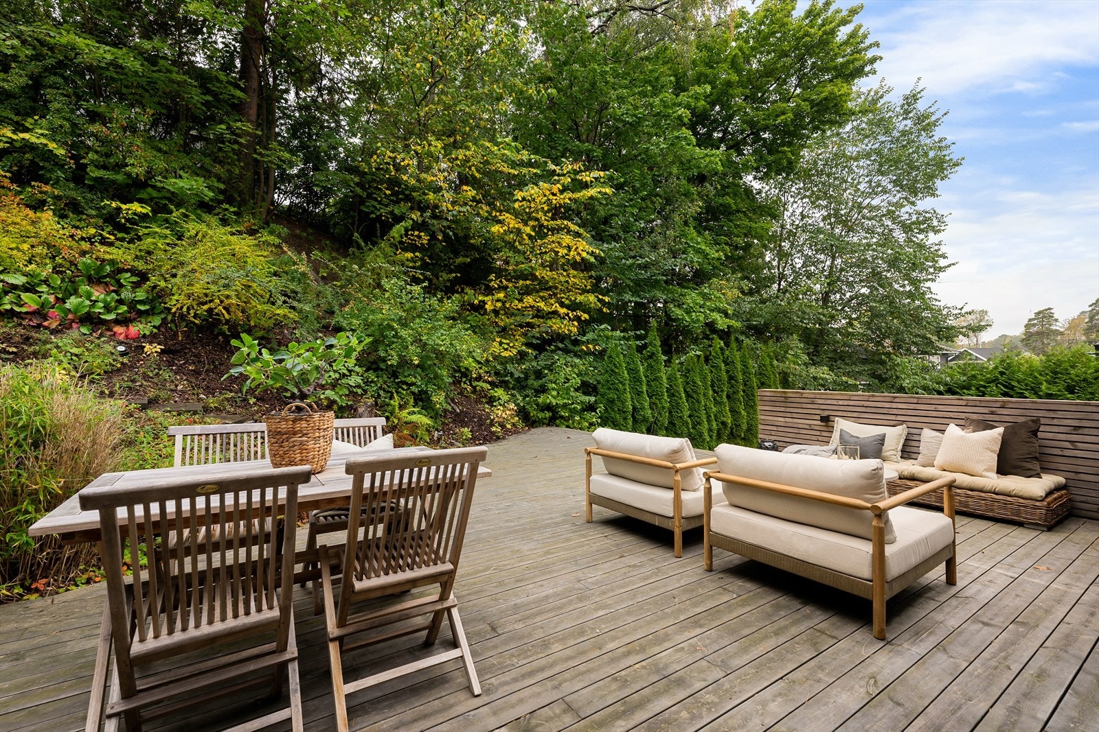 Fra stuen er det adkomst til eiendommens frodige og skjermede hage Galleribilde