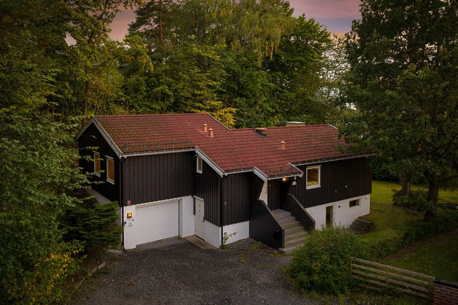 Det er garasje med plass til 1 bil samt flere biloppstillingsplasser på gårdsplass foran garasjen Galleribilde