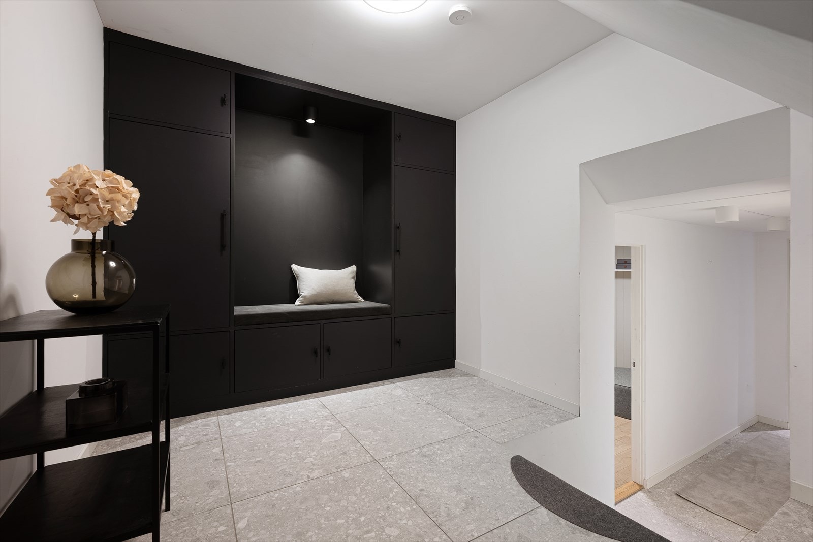 Flott garderobeinnredning - Rikelig med plass til sko og ytterklær Galleribilde