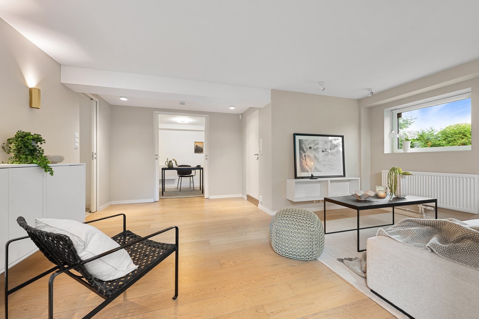 Det gjøres imidlertid oppmerksom på at kjellerstuen/hobbyrommet ikke er godkjent for varig opphold og at badet v/kjellerstuen må bruksendres fra fyrrom til baderom Galleribilde