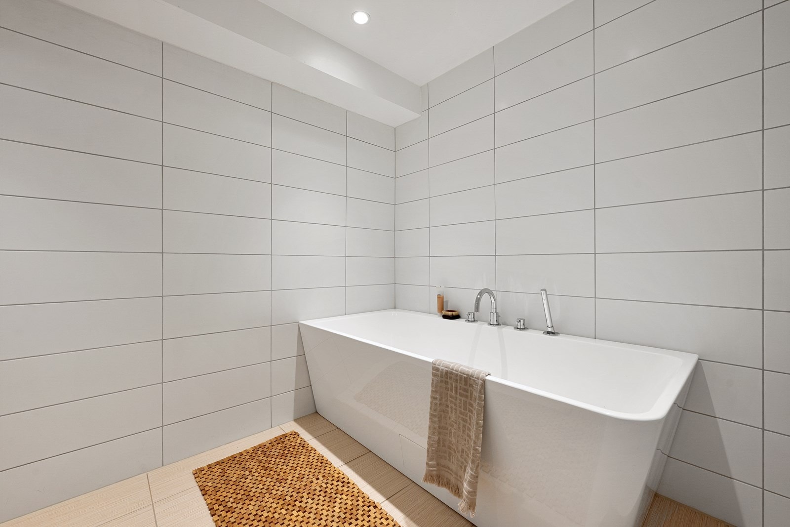 Samtlige bad har downlights i himling og varme i gulv Galleribilde