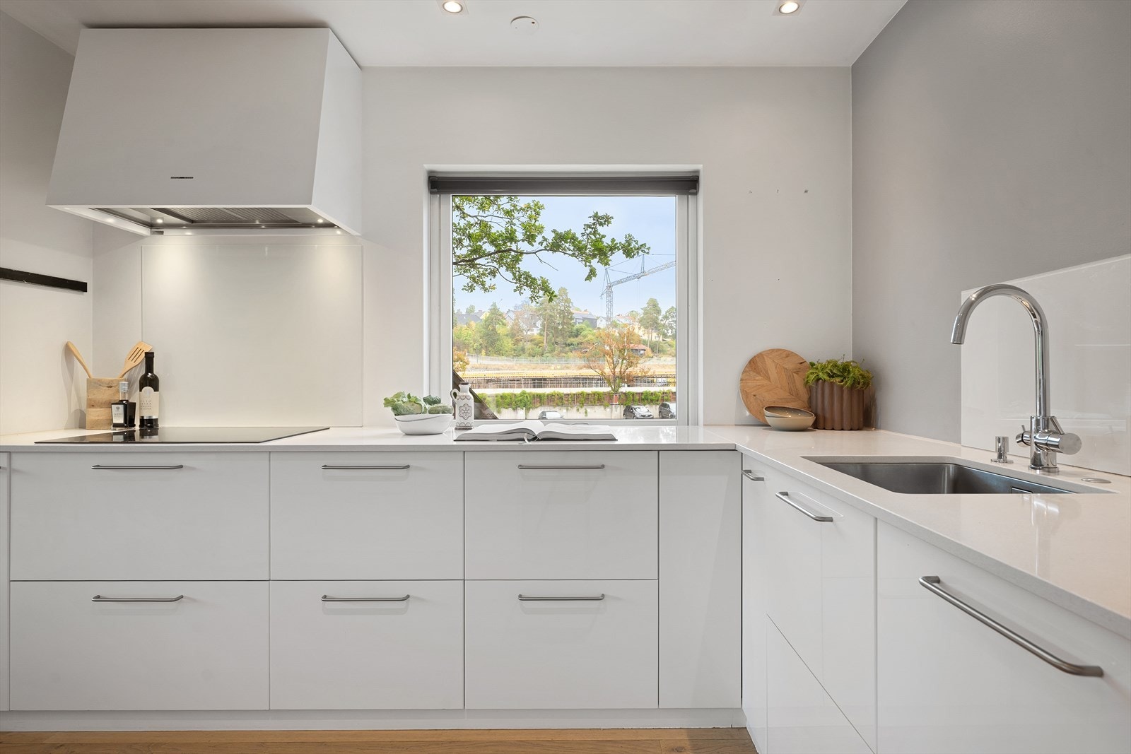 Benkeplate i steinkompositt med underlimt kum i rustfritt stål Galleribilde