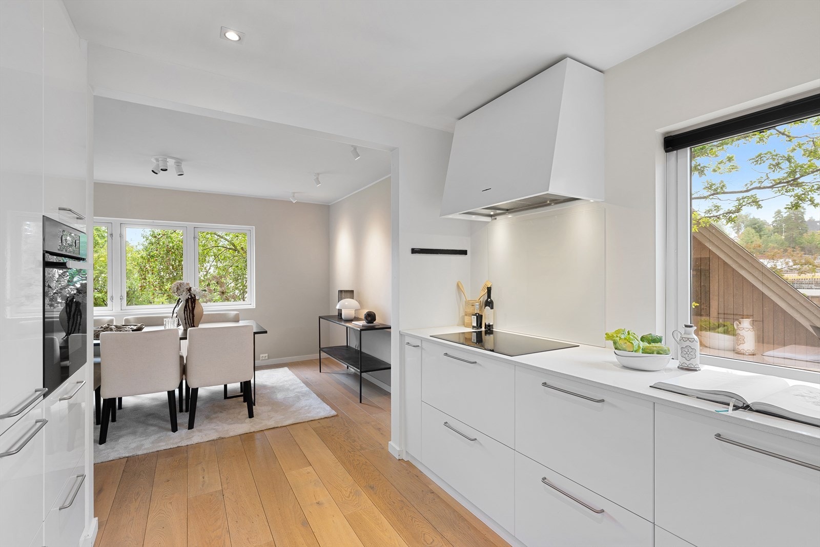 Induksjonstopp, stekeovn, oppvaskmaskin og kjøl/frys er integrert i innredningen Galleribilde