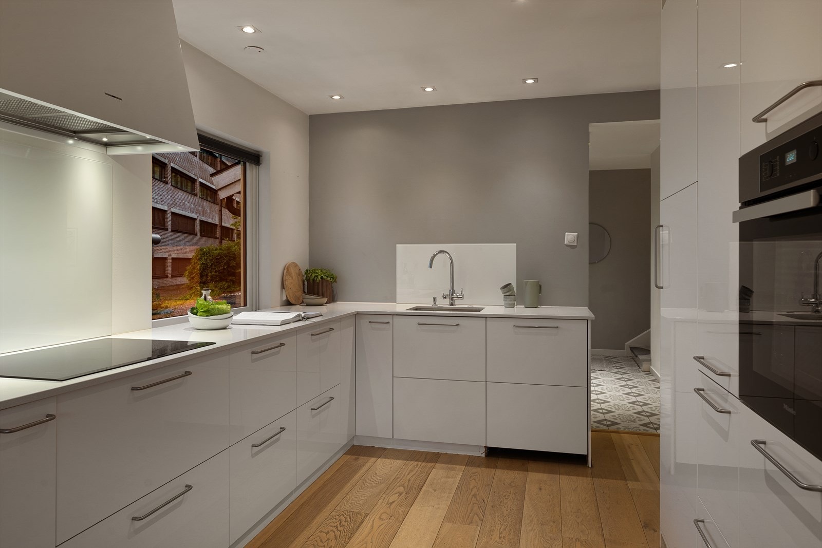 Lyst kjøkken med tidløs innredning og gode arbeidssoner Galleribilde