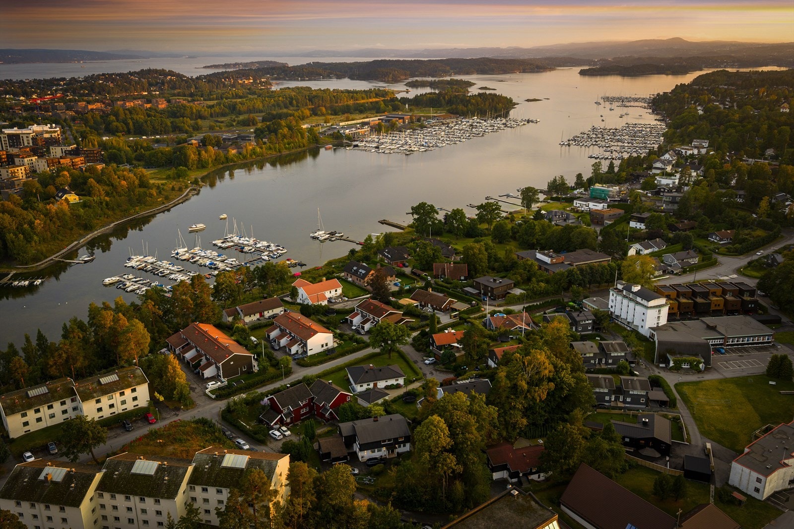 Start dagen med en løpetur på en eller flere av de utallige turveiene i nærområdet, ta deg et forfriskende morgenbad i Holtekilen eller en tur i kajakken rundt Torvøya og Bjerkøya Galleribilde