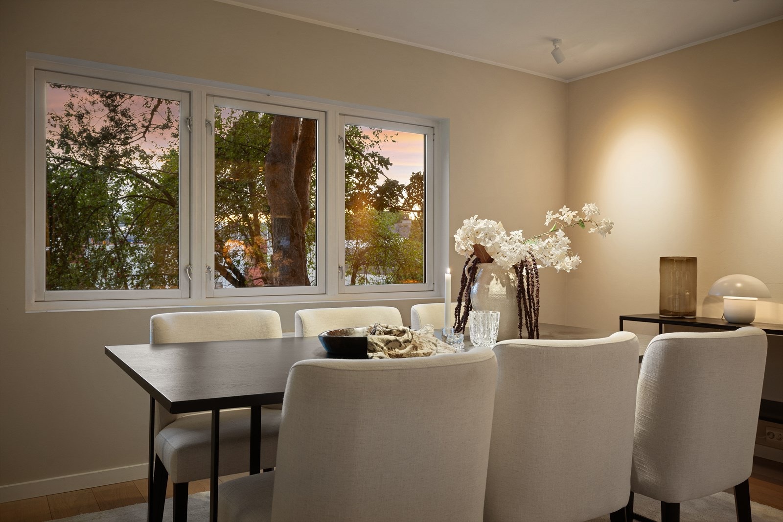 Det er god plass til langbord i tilknytning til kjøkkenet Galleribilde