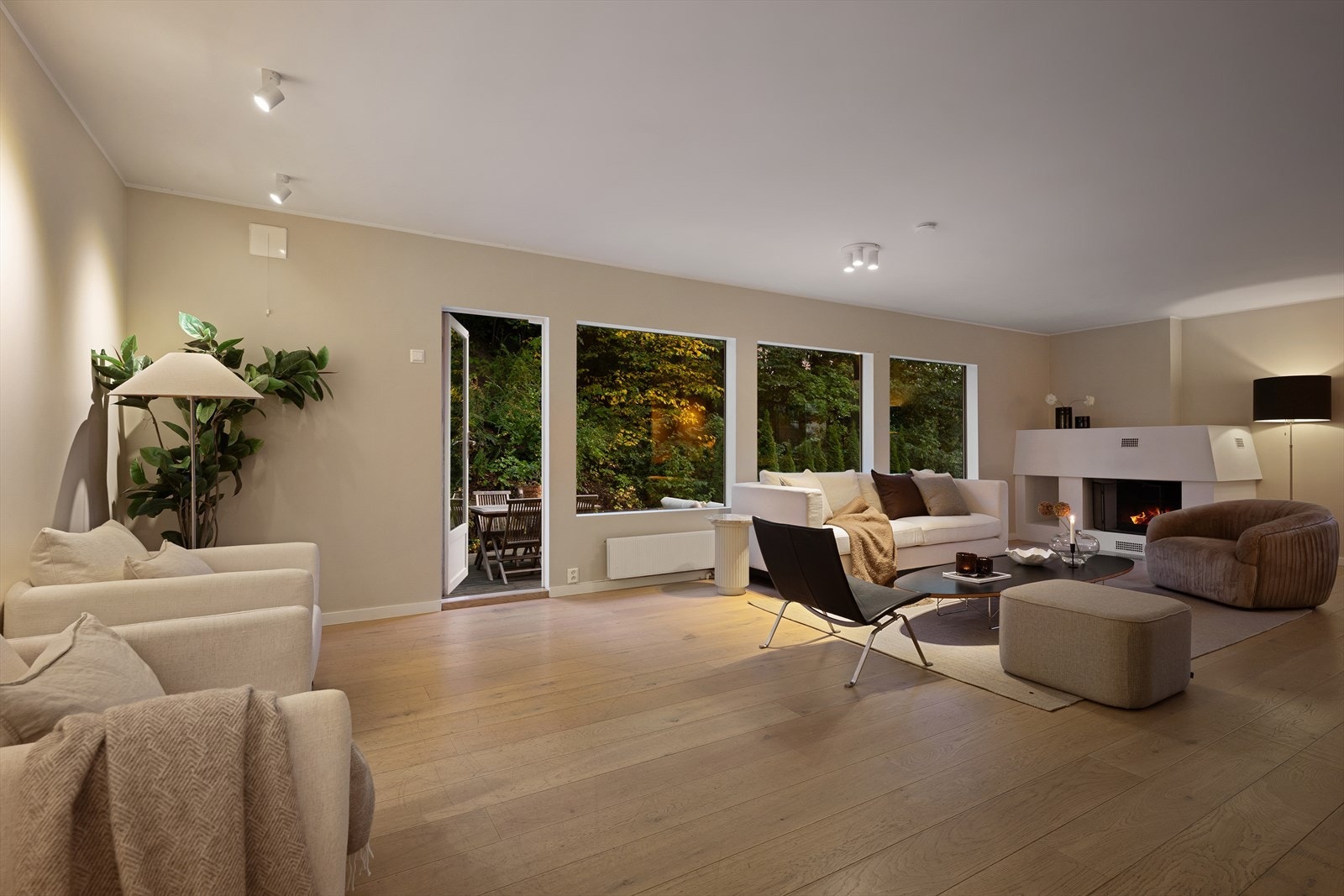 Boligen varmes primært opp av radiatorer tilknyttet fjernvarmeanlegg - Ildsted i stue Galleribilde